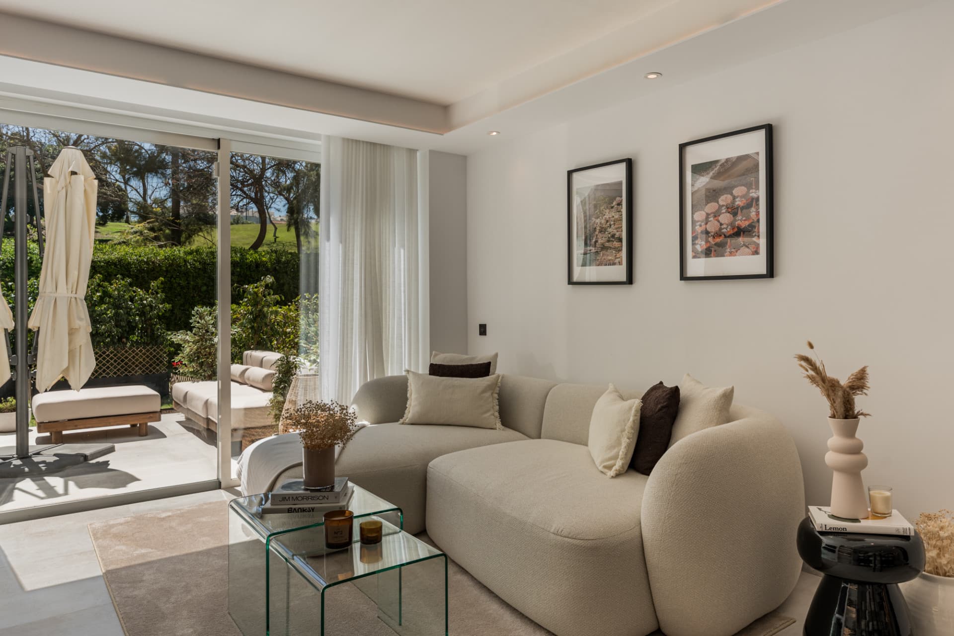 Located in the sought-after community of Terrazas de La Quinta in Benahavís, this beautifully renovated ground floor apa