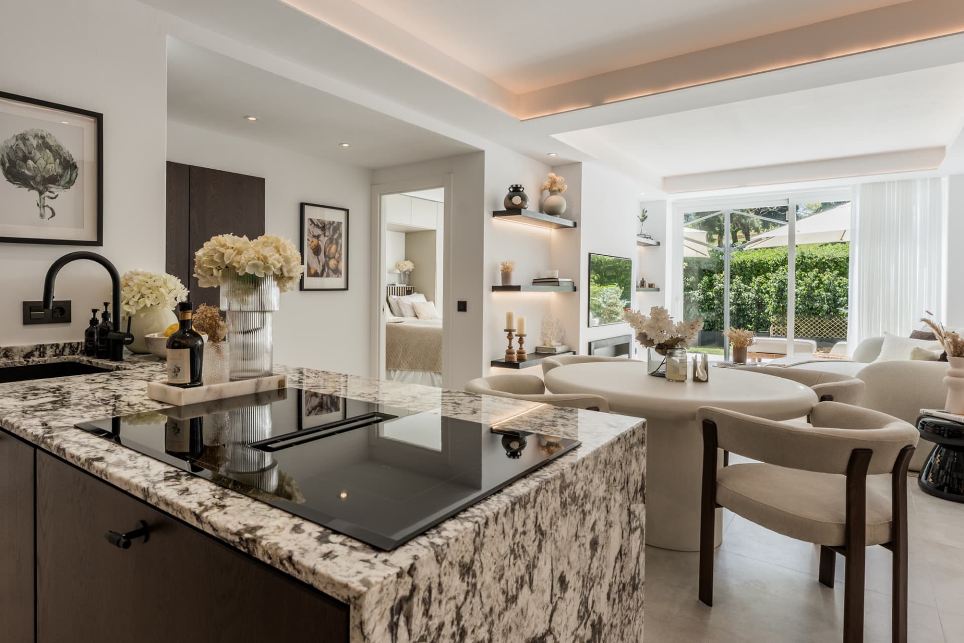 Located in the sought-after community of Terrazas de La Quinta in Benahavís, this beautifully renovated ground floor apa
