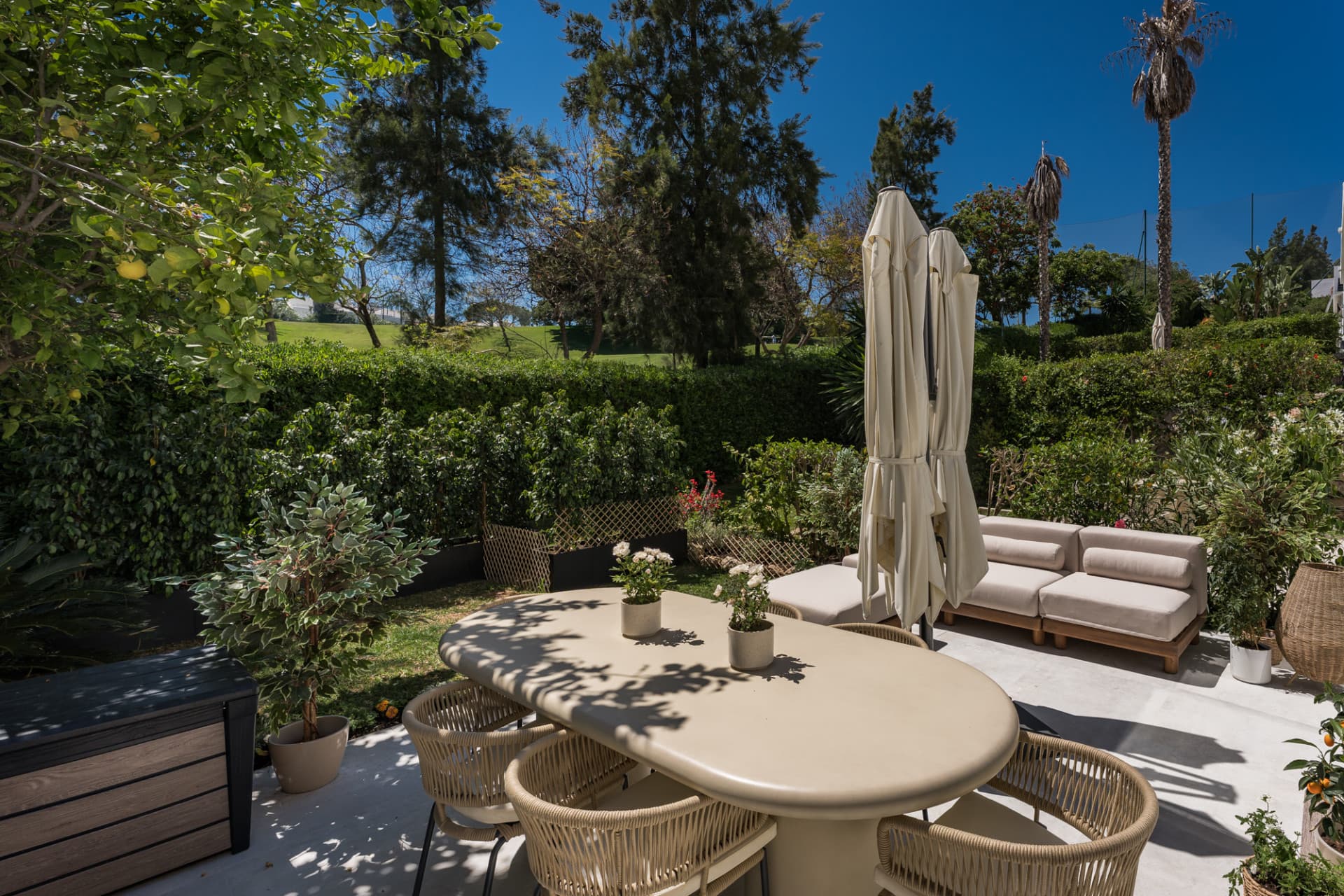 Located in the sought-after community of Terrazas de La Quinta in Benahavís, this beautifully renovated ground floor apa