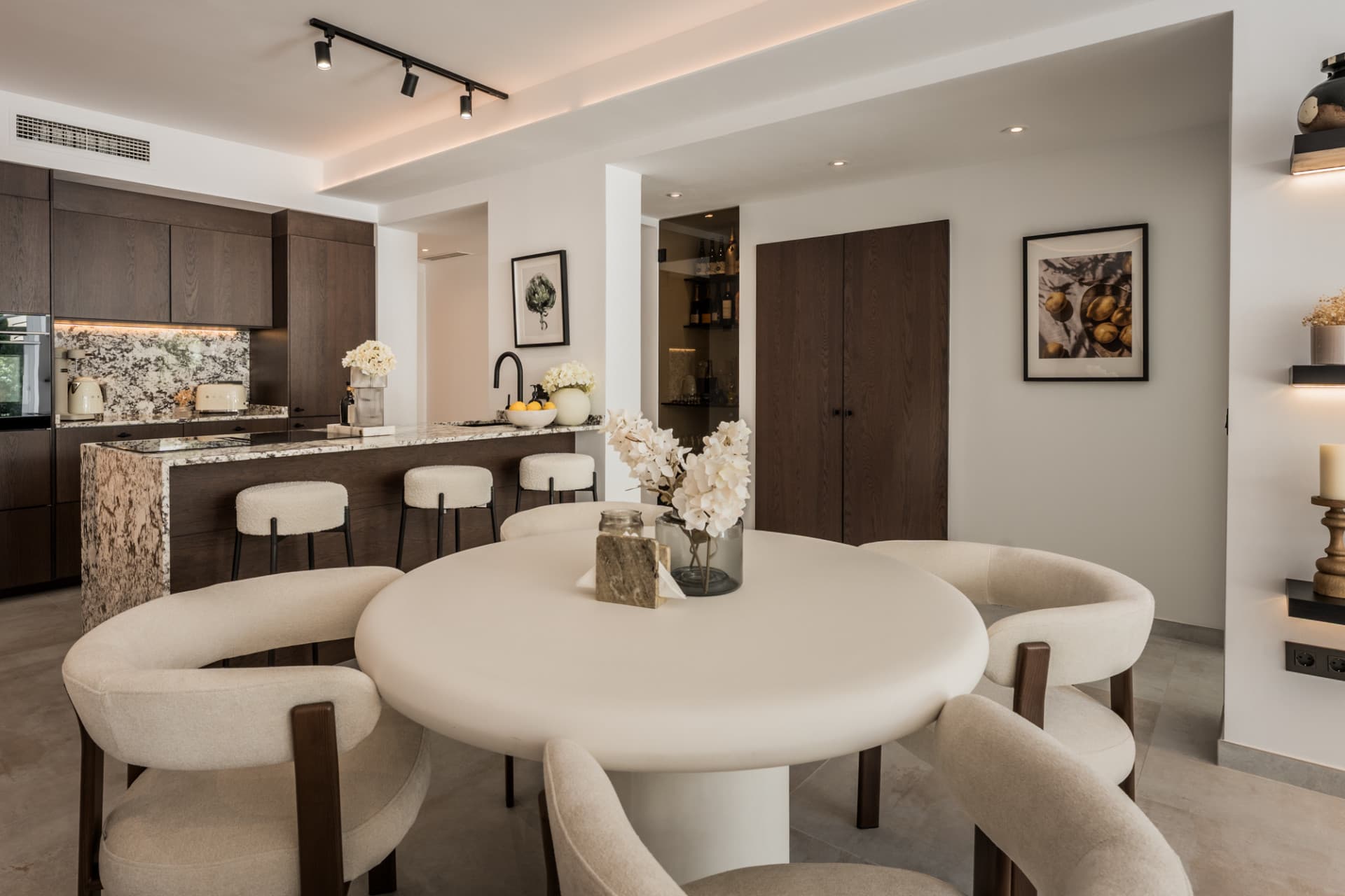 Located in the sought-after community of Terrazas de La Quinta in Benahavís, this beautifully renovated ground floor apa