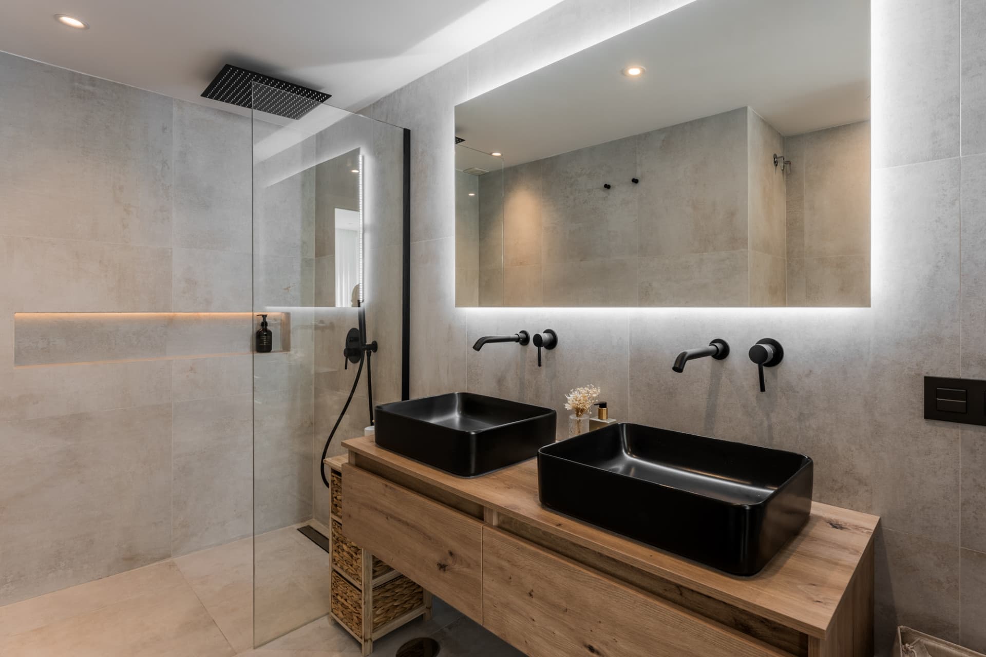 Located in the sought-after community of Terrazas de La Quinta in Benahavís, this beautifully renovated ground floor apa