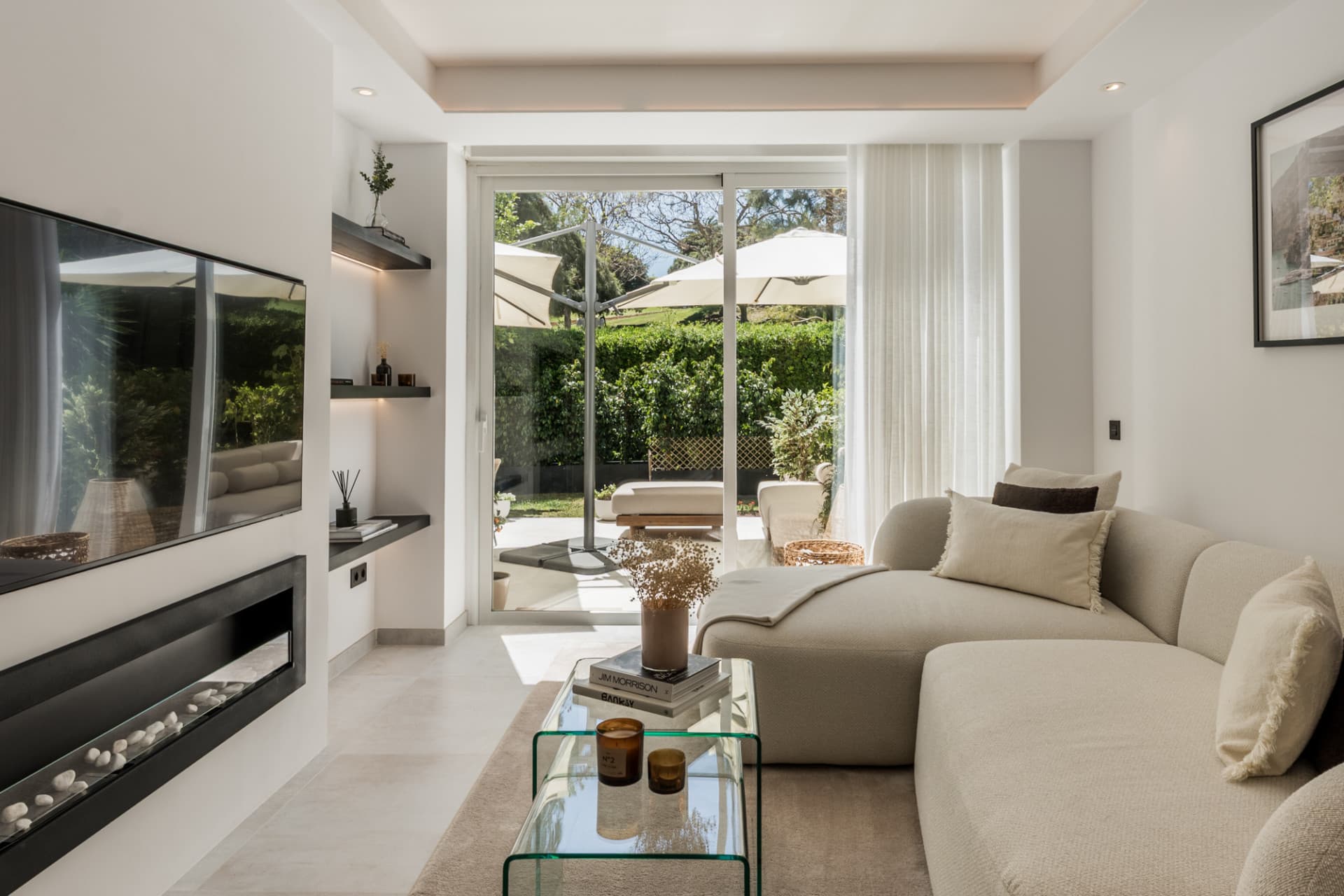 Located in the sought-after community of Terrazas de La Quinta in Benahavís, this beautifully renovated ground floor apa