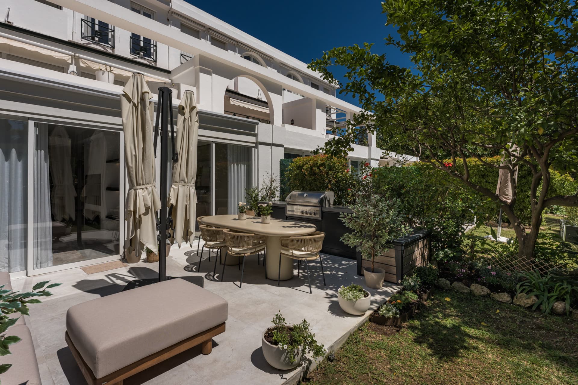 Located in the sought-after community of Terrazas de La Quinta in Benahavís, this beautifully renovated ground floor apa