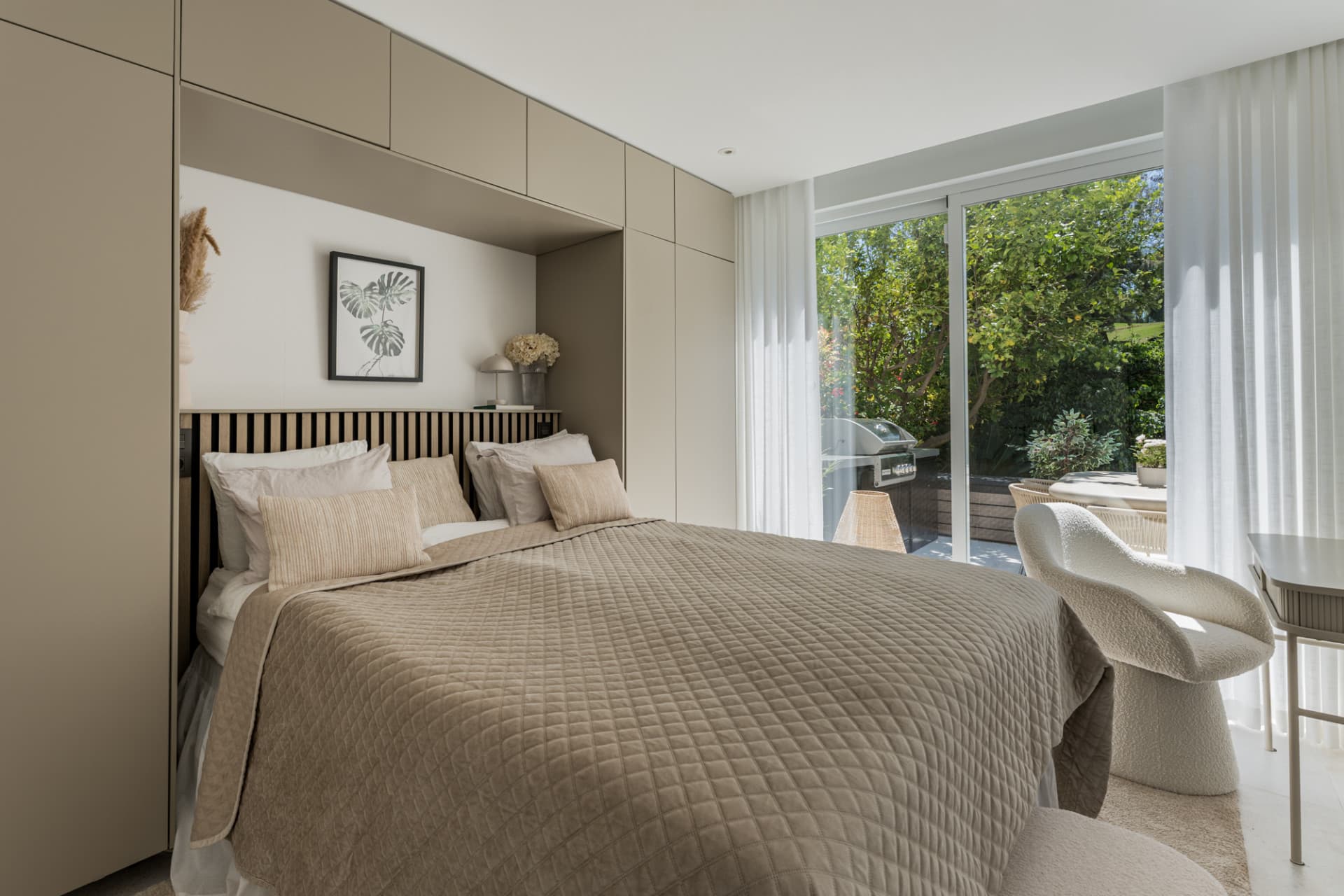 Located in the sought-after community of Terrazas de La Quinta in Benahavís, this beautifully renovated ground floor apa