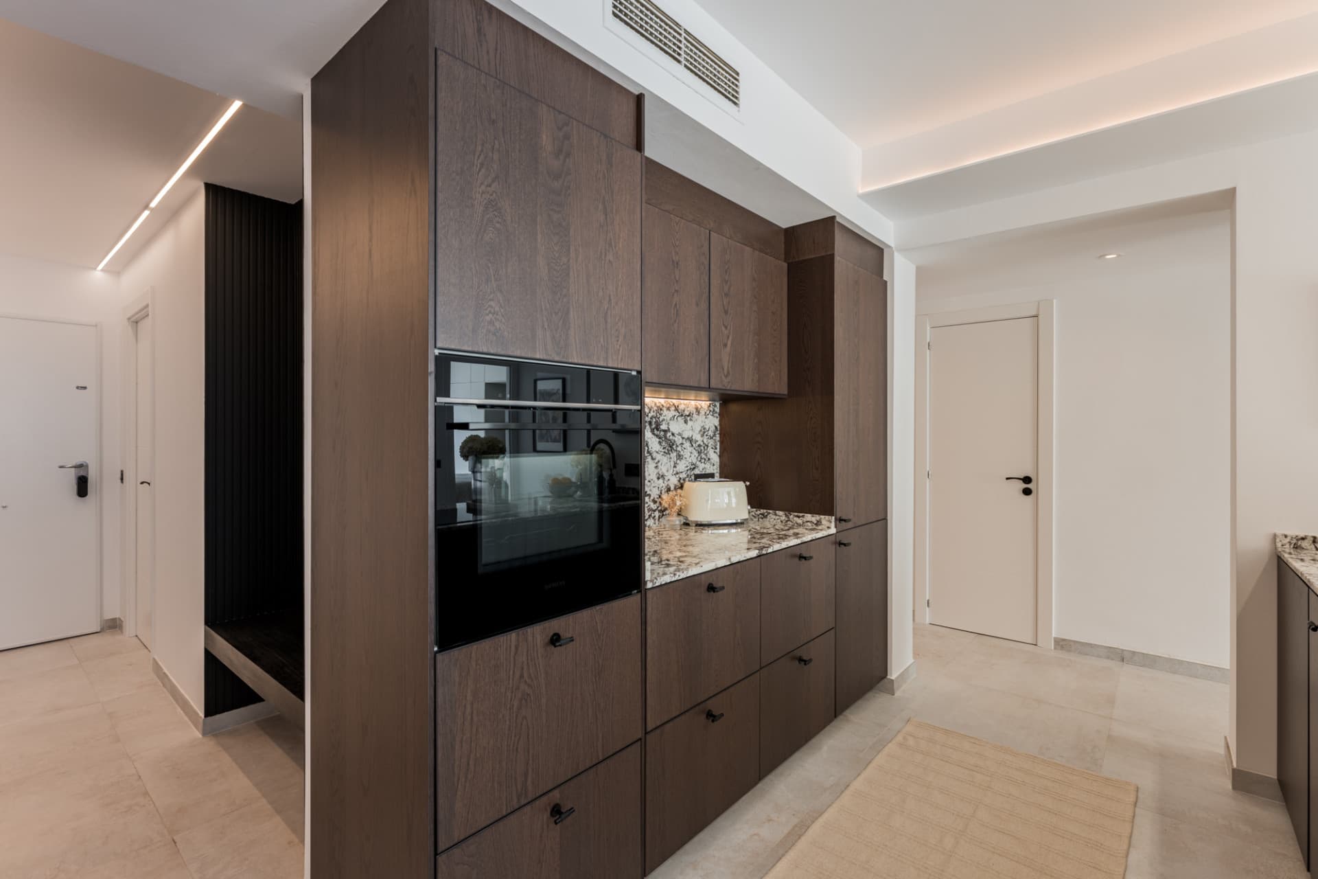 Located in the sought-after community of Terrazas de La Quinta in Benahavís, this beautifully renovated ground floor apa