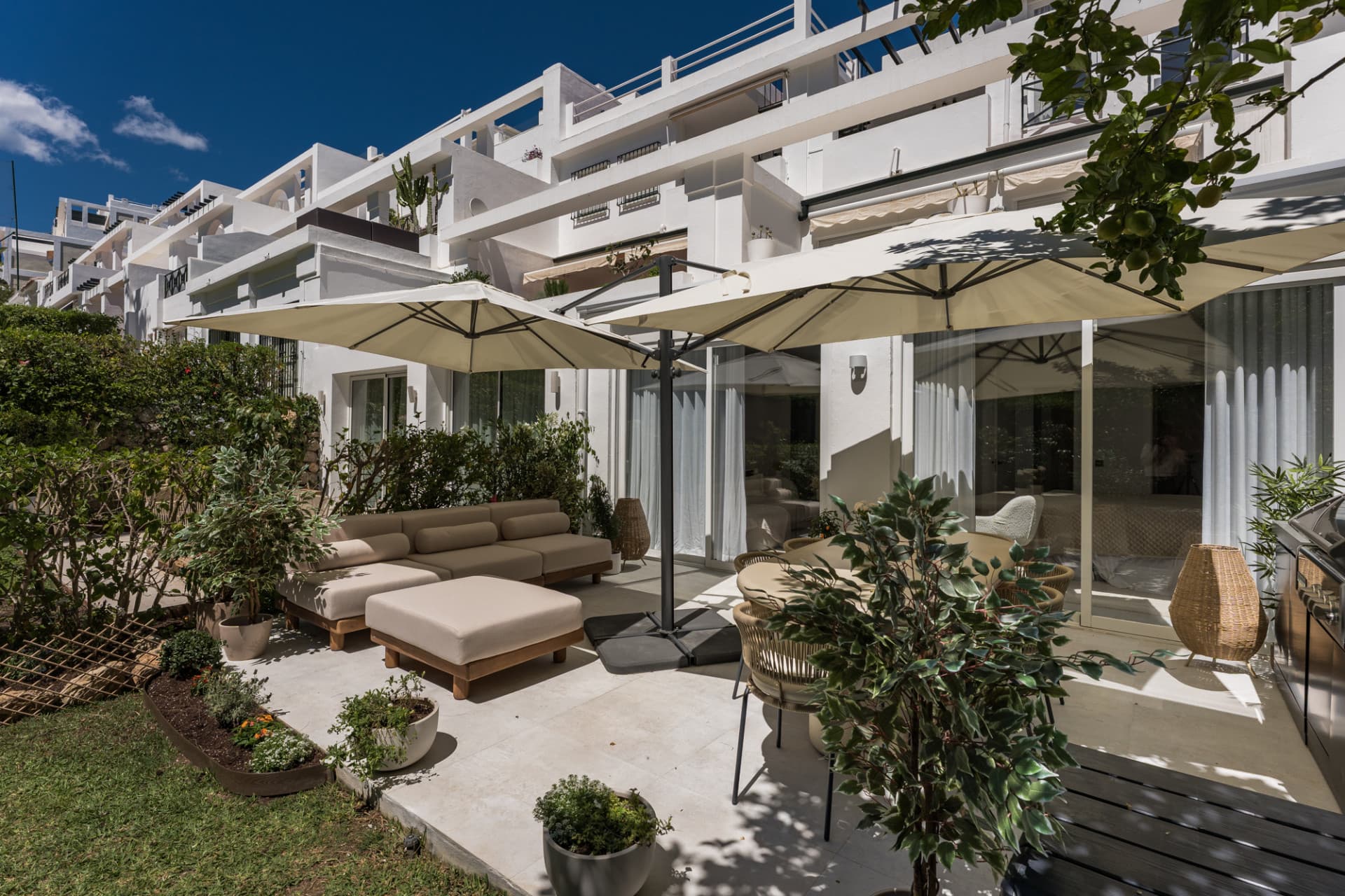 Located in the sought-after community of Terrazas de La Quinta in Benahavís, this beautifully renovated ground floor apa