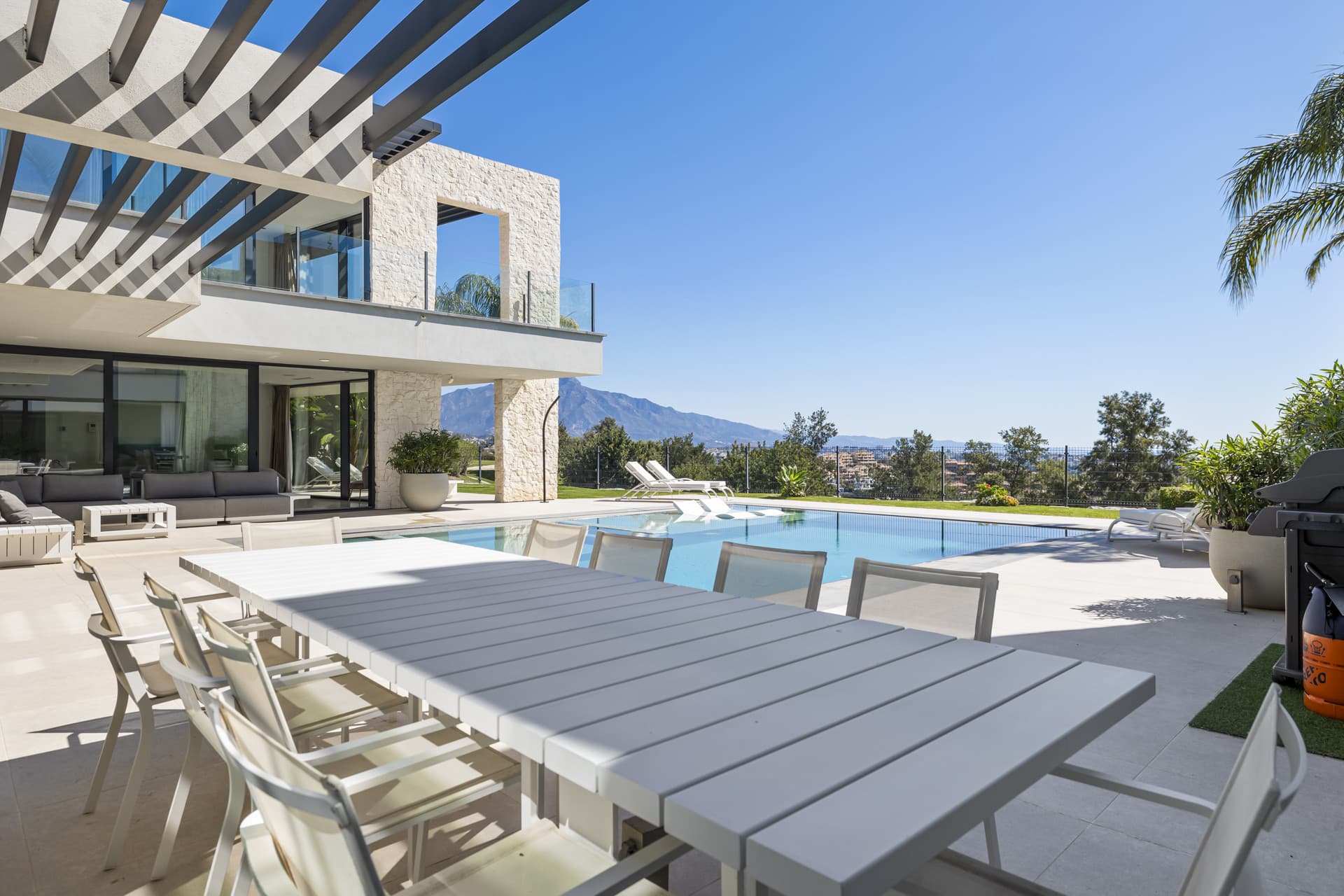 Villa Aqua is a newly built, luxury contemporary villa located in the highly sought-after urbanization of La Alquería, B