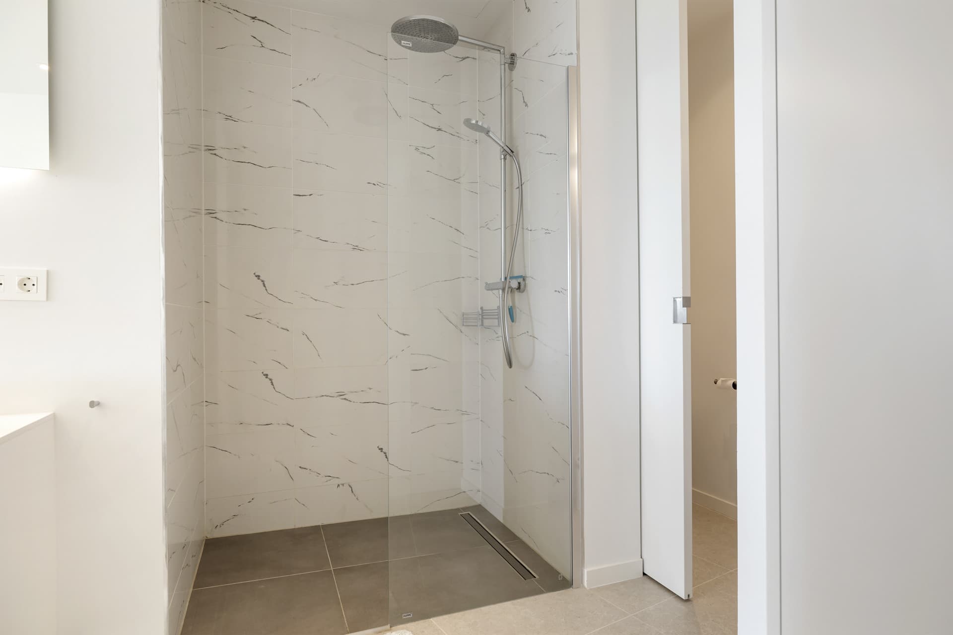 Villa Aqua is a newly built, luxury contemporary villa located in the highly sought-after urbanization of La Alquería, B