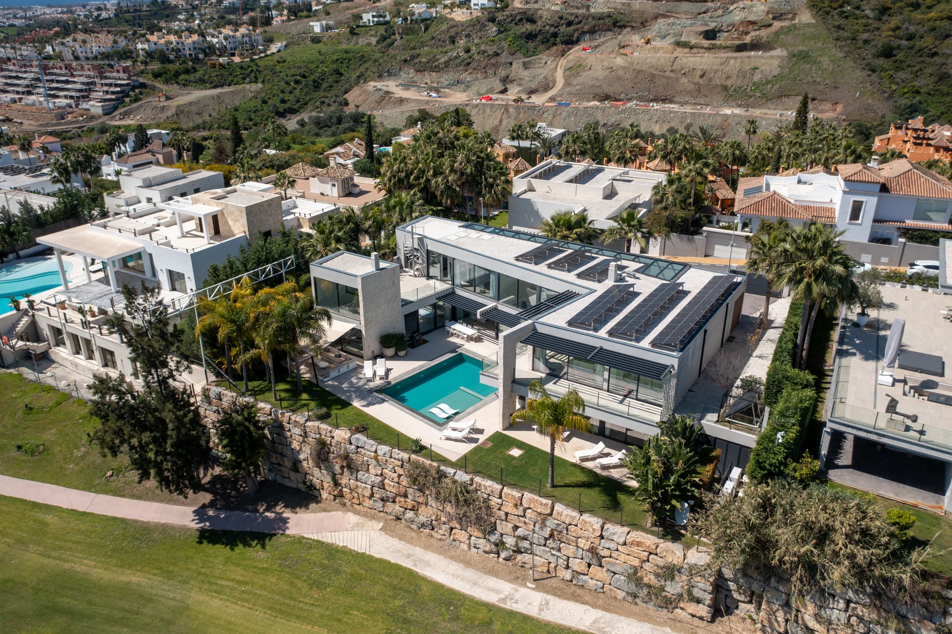 Villa Aqua es una villa contemporánea de lujo, recién construida, ubicada en la codiciada urbanización de La Alquería, B