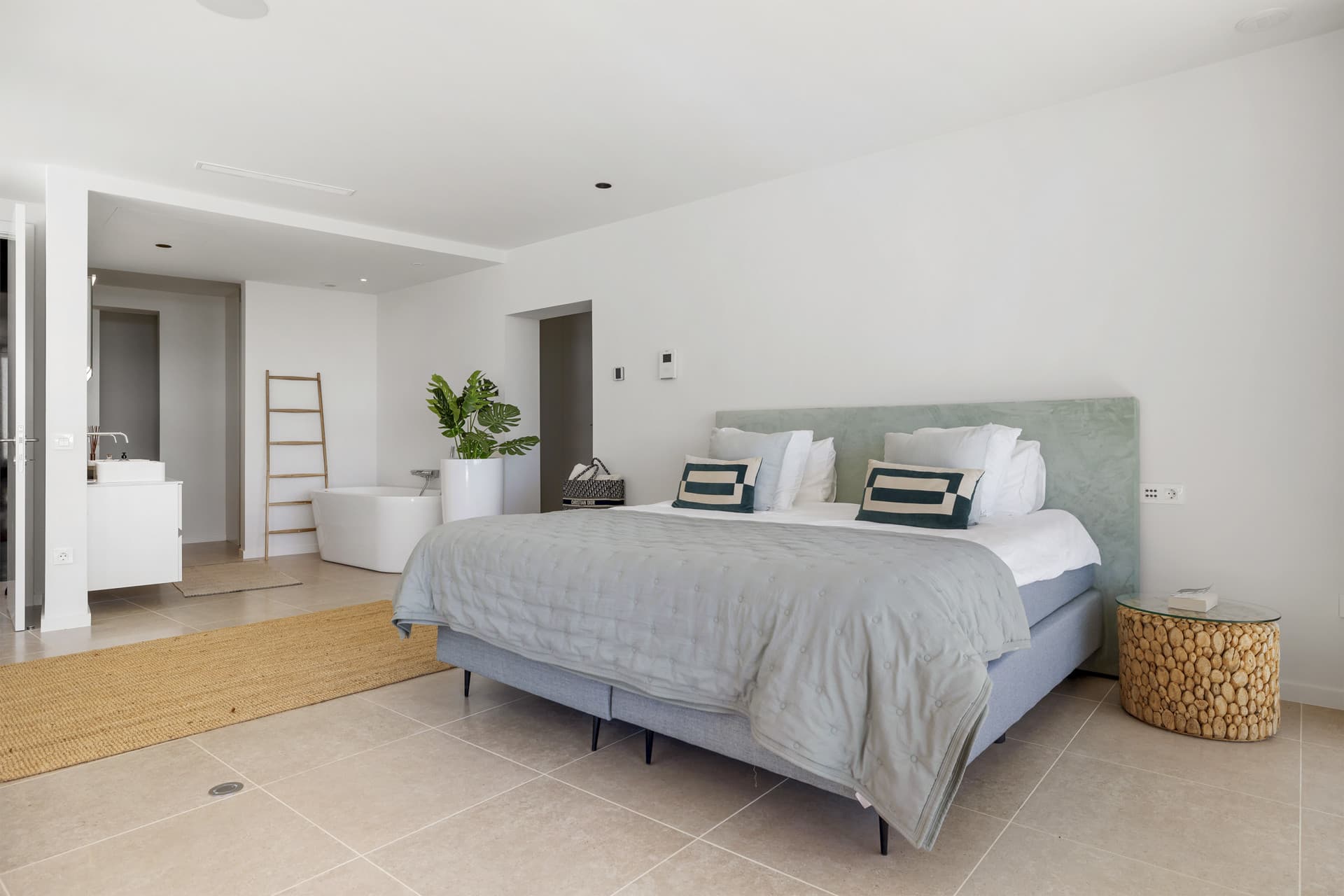 Villa Aqua is a newly built, luxury contemporary villa located in the highly sought-after urbanization of La Alquería, B