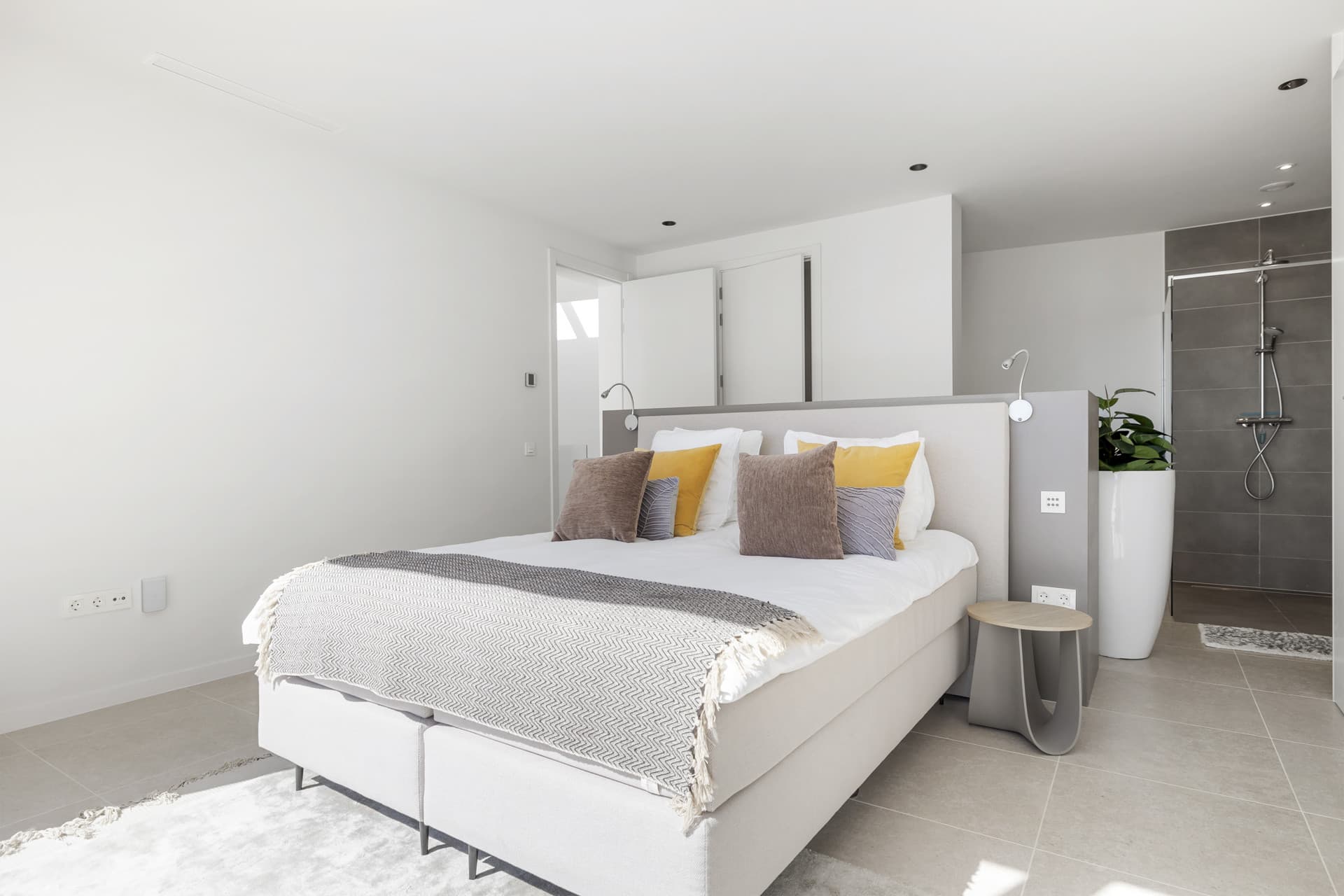 Villa Aqua is a newly built, luxury contemporary villa located in the highly sought-after urbanization of La Alquería, B