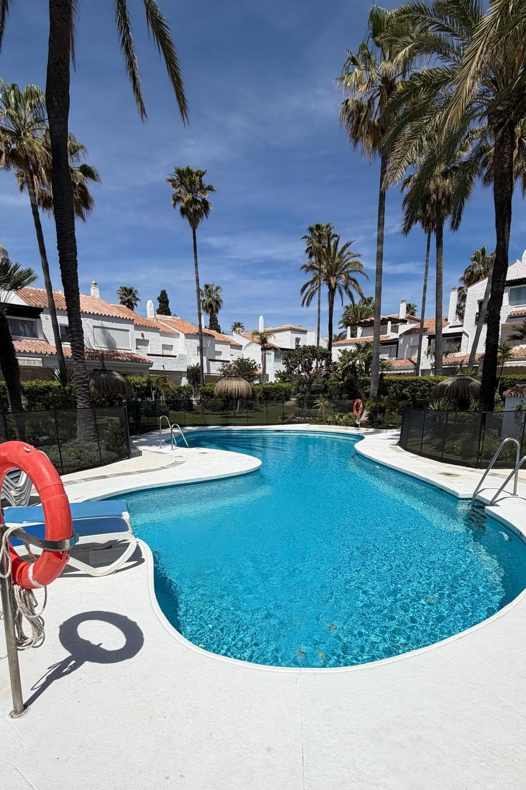 Aquí tienes una traducción profesional y atractiva, ideal para el mercado inmobiliario internacional: Spacious beachside