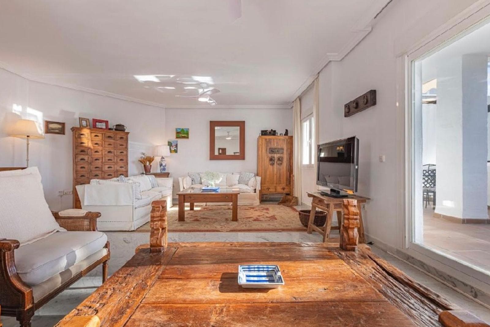 Aquí tienes una traducción profesional y atractiva, ideal para el mercado inmobiliario internacional: Spacious beachside