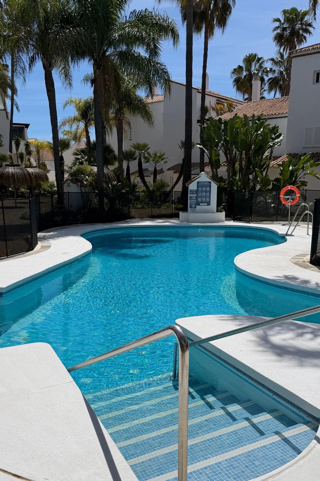 Aquí tienes una traducción profesional y atractiva, ideal para el mercado inmobiliario internacional: Spacious beachside