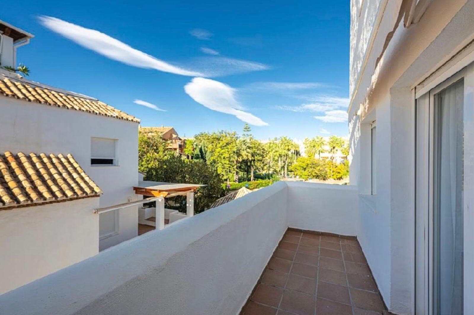 Aquí tienes una traducción profesional y atractiva, ideal para el mercado inmobiliario internacional: Spacious beachside