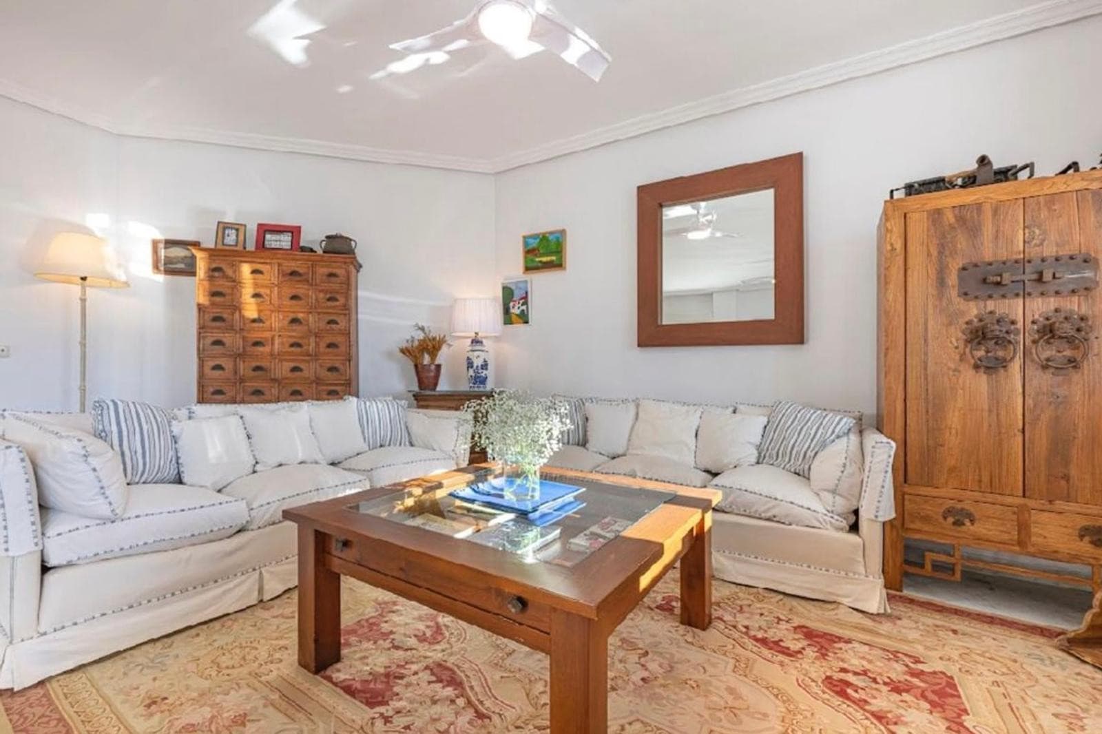 Aquí tienes una traducción profesional y atractiva, ideal para el mercado inmobiliario internacional: Spacious beachside
