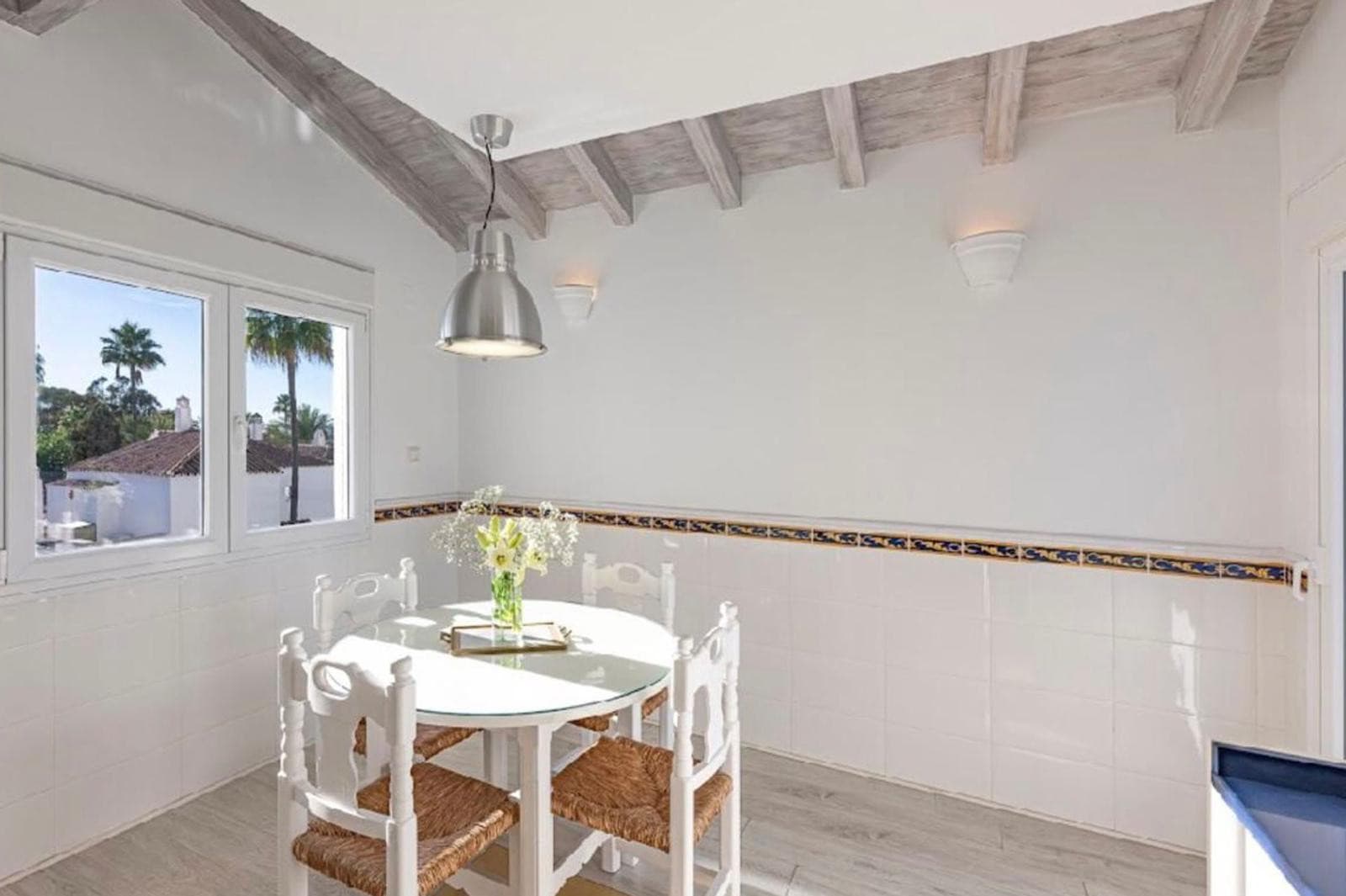 Aquí tienes una traducción profesional y atractiva, ideal para el mercado inmobiliario internacional: Spacious beachside