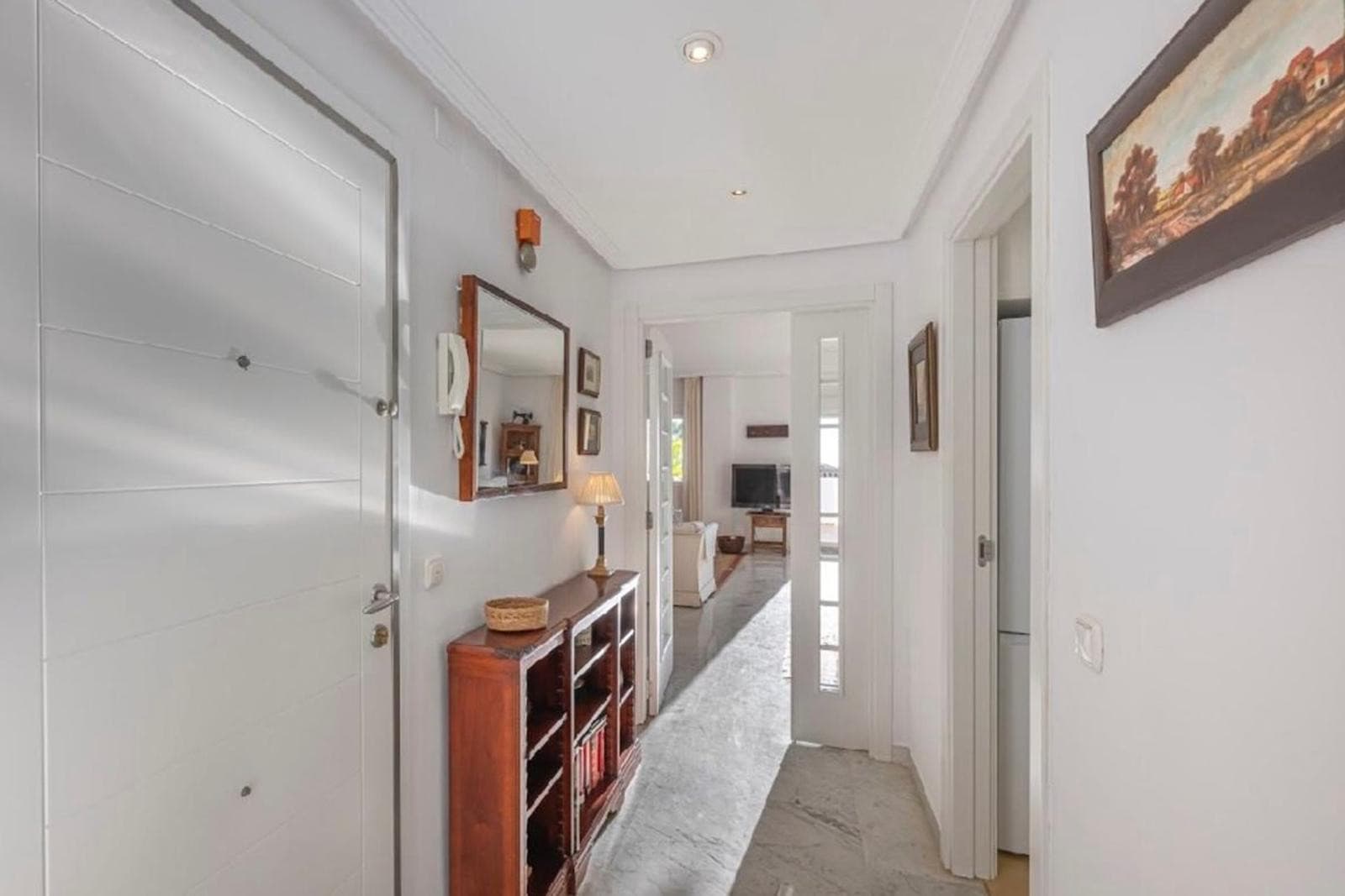 Aquí tienes una traducción profesional y atractiva, ideal para el mercado inmobiliario internacional: Spacious beachside