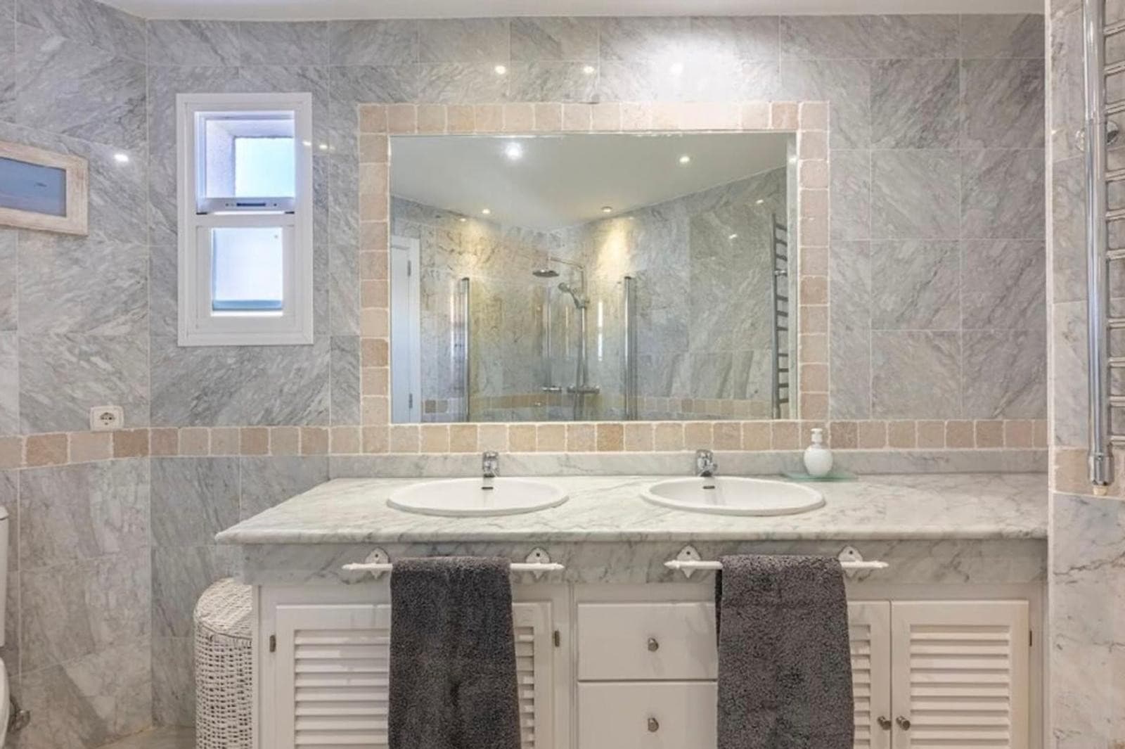 Aquí tienes una traducción profesional y atractiva, ideal para el mercado inmobiliario internacional: Spacious beachside
