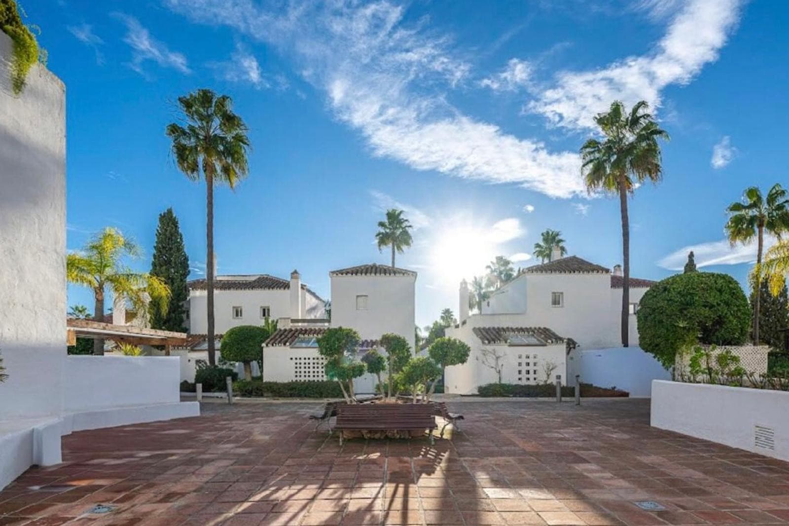 Aquí tienes una traducción profesional y atractiva, ideal para el mercado inmobiliario internacional: Spacious beachside