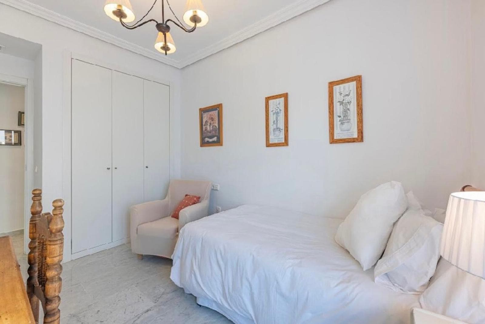 Aquí tienes una traducción profesional y atractiva, ideal para el mercado inmobiliario internacional: Spacious beachside