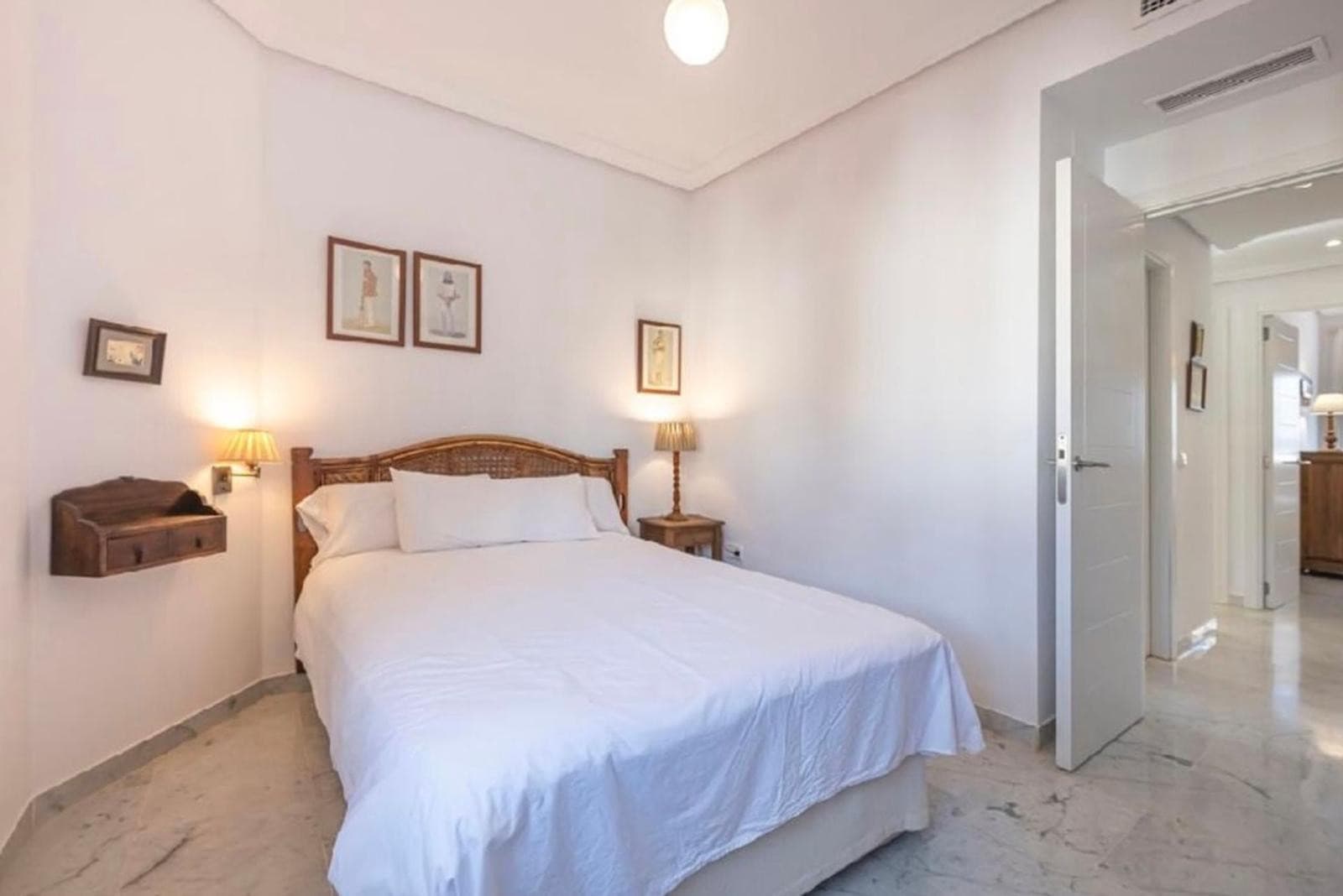 Aquí tienes una traducción profesional y atractiva, ideal para el mercado inmobiliario internacional: Spacious beachside