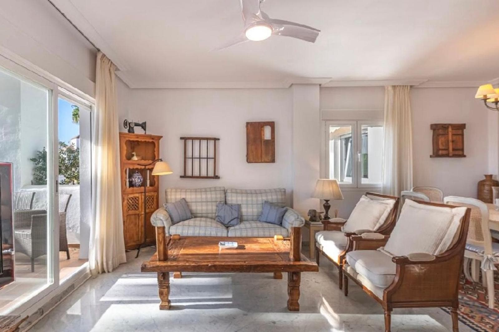 Aquí tienes una traducción profesional y atractiva, ideal para el mercado inmobiliario internacional: Spacious beachside