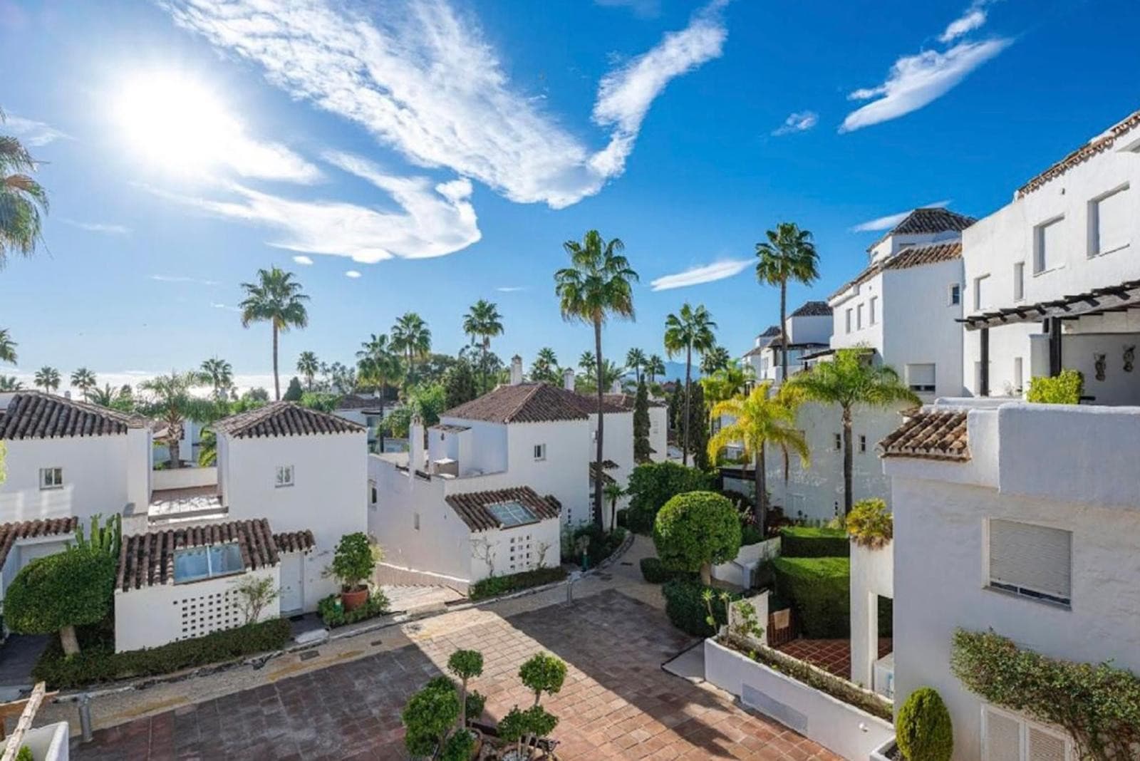 Aquí tienes una traducción profesional y atractiva, ideal para el mercado inmobiliario internacional: Spacious beachside