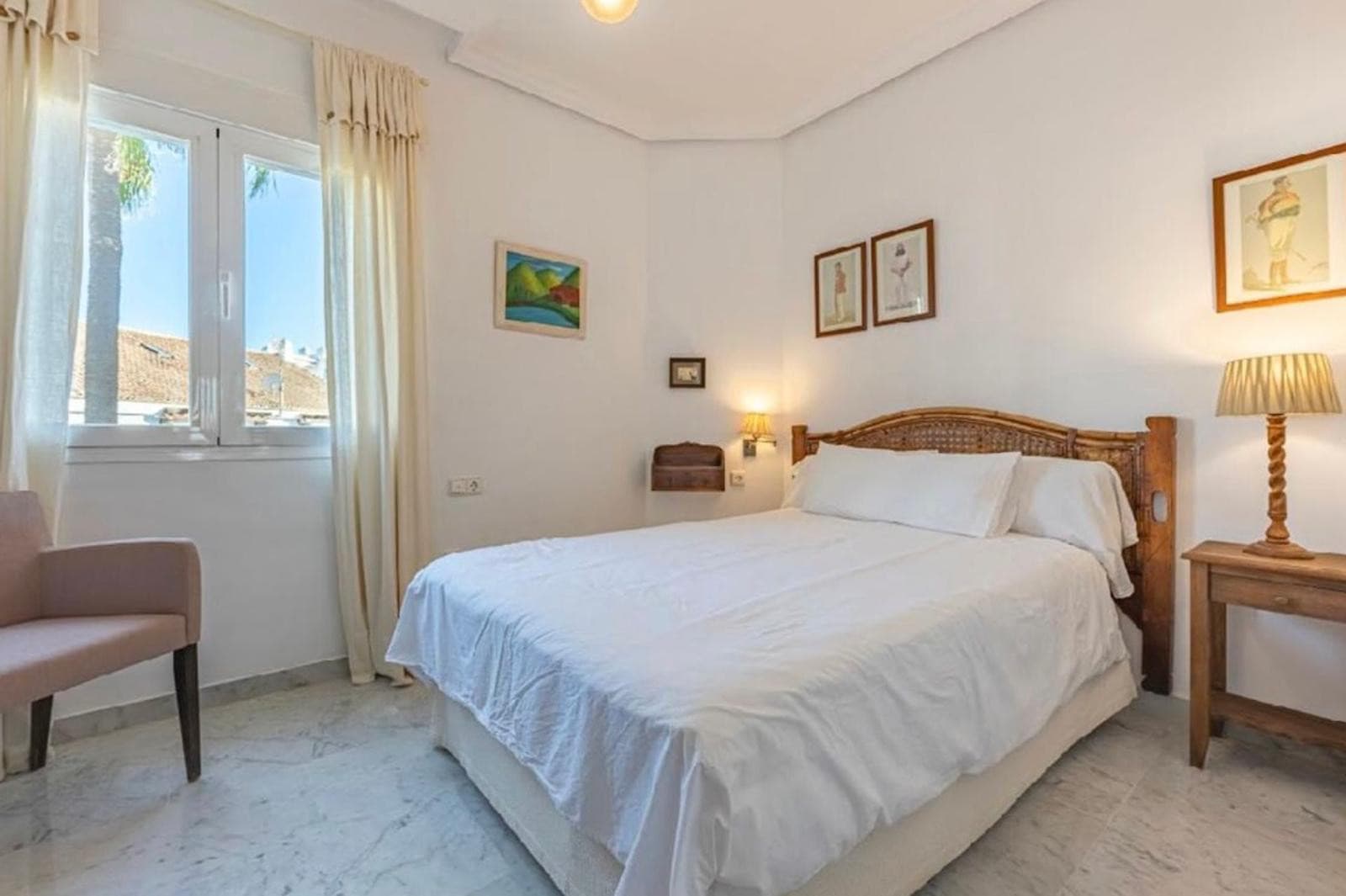 Aquí tienes una traducción profesional y atractiva, ideal para el mercado inmobiliario internacional: Spacious beachside