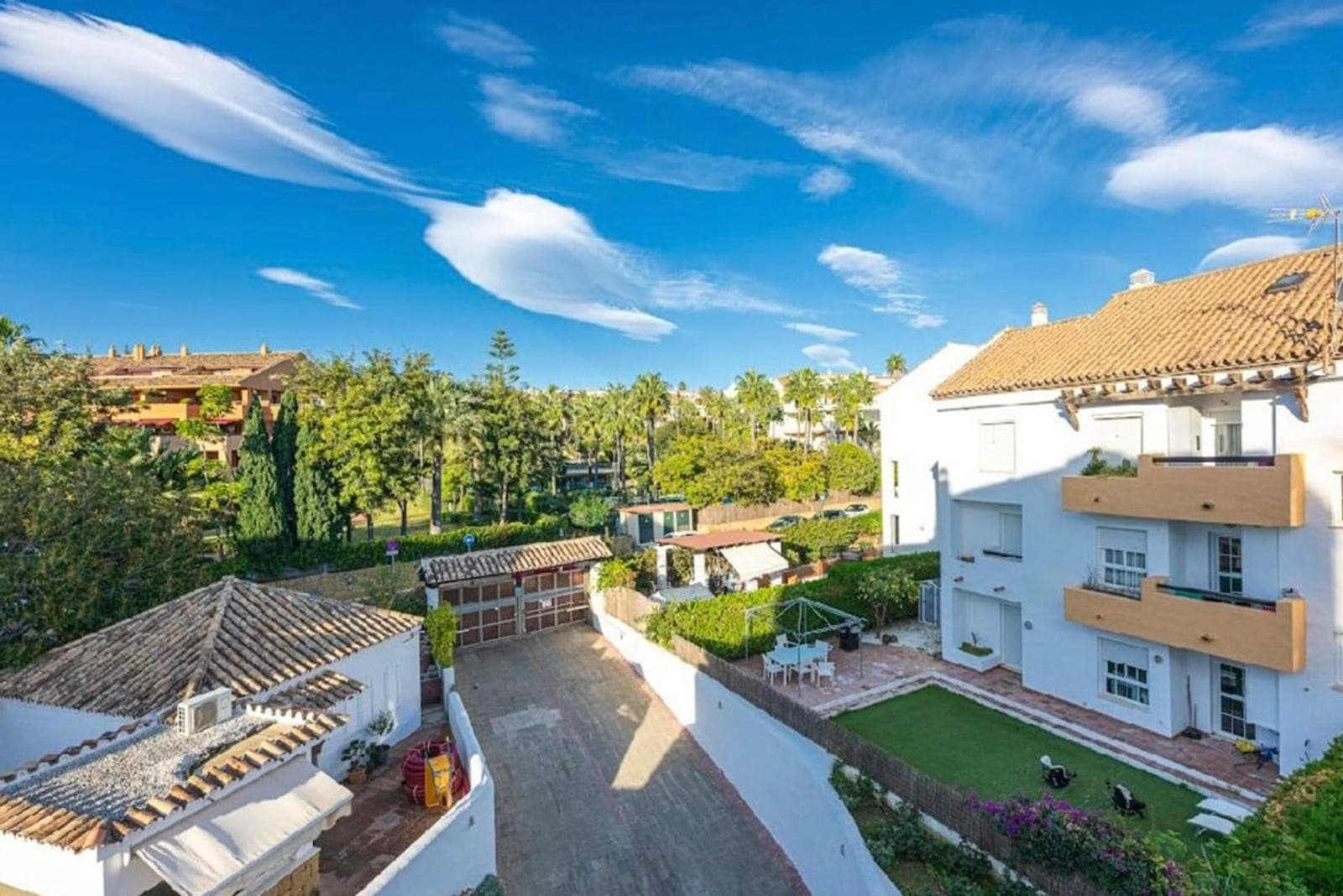 Aquí tienes una traducción profesional y atractiva, ideal para el mercado inmobiliario internacional: Spacious beachside