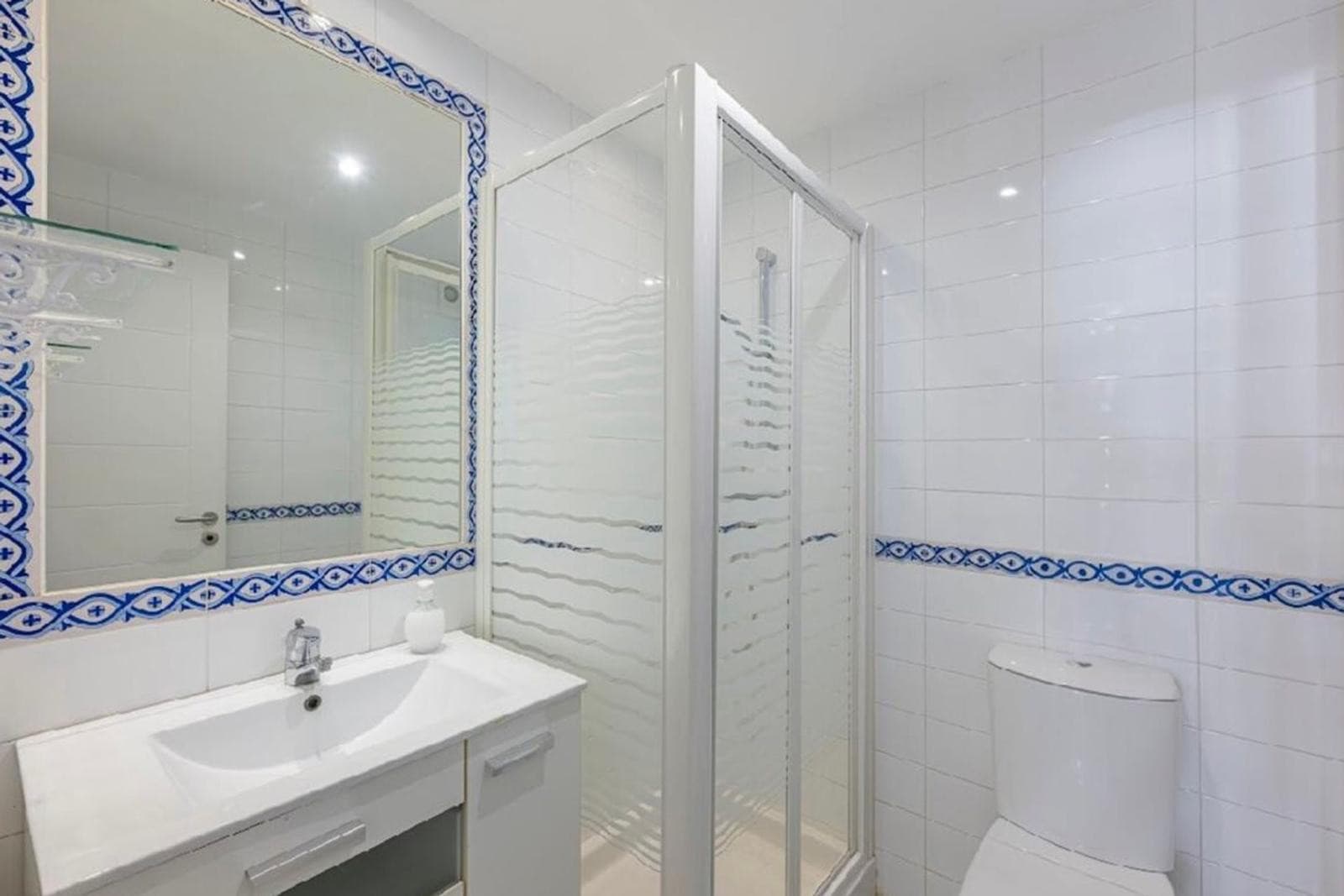 Aquí tienes una traducción profesional y atractiva, ideal para el mercado inmobiliario internacional: Spacious beachside