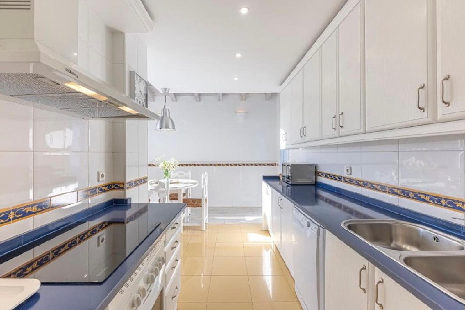 Aquí tienes una traducción profesional y atractiva, ideal para el mercado inmobiliario internacional: Spacious beachside