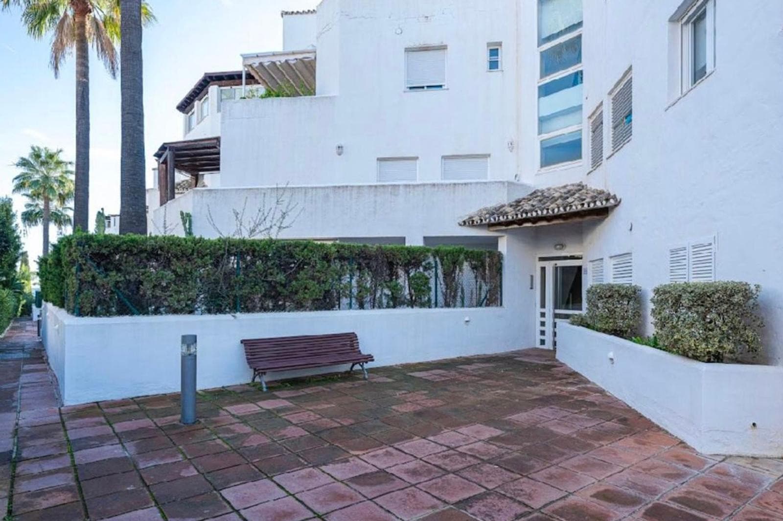 Aquí tienes una traducción profesional y atractiva, ideal para el mercado inmobiliario internacional: Spacious beachside