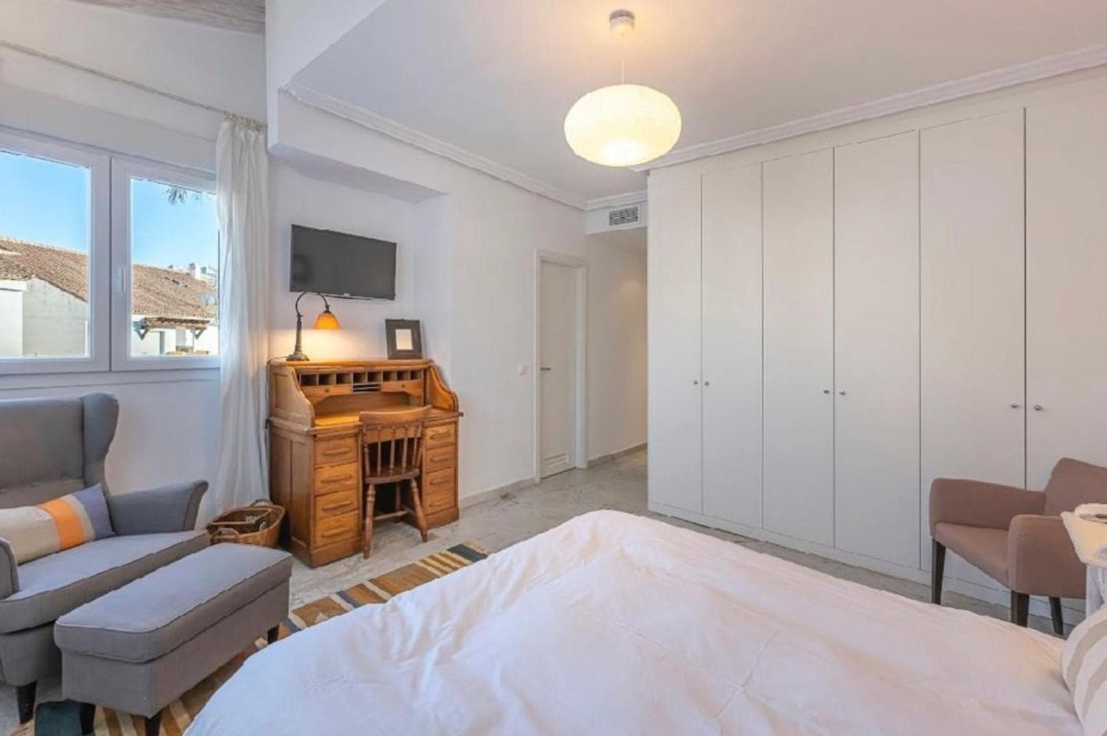 Aquí tienes una traducción profesional y atractiva, ideal para el mercado inmobiliario internacional: Spacious beachside