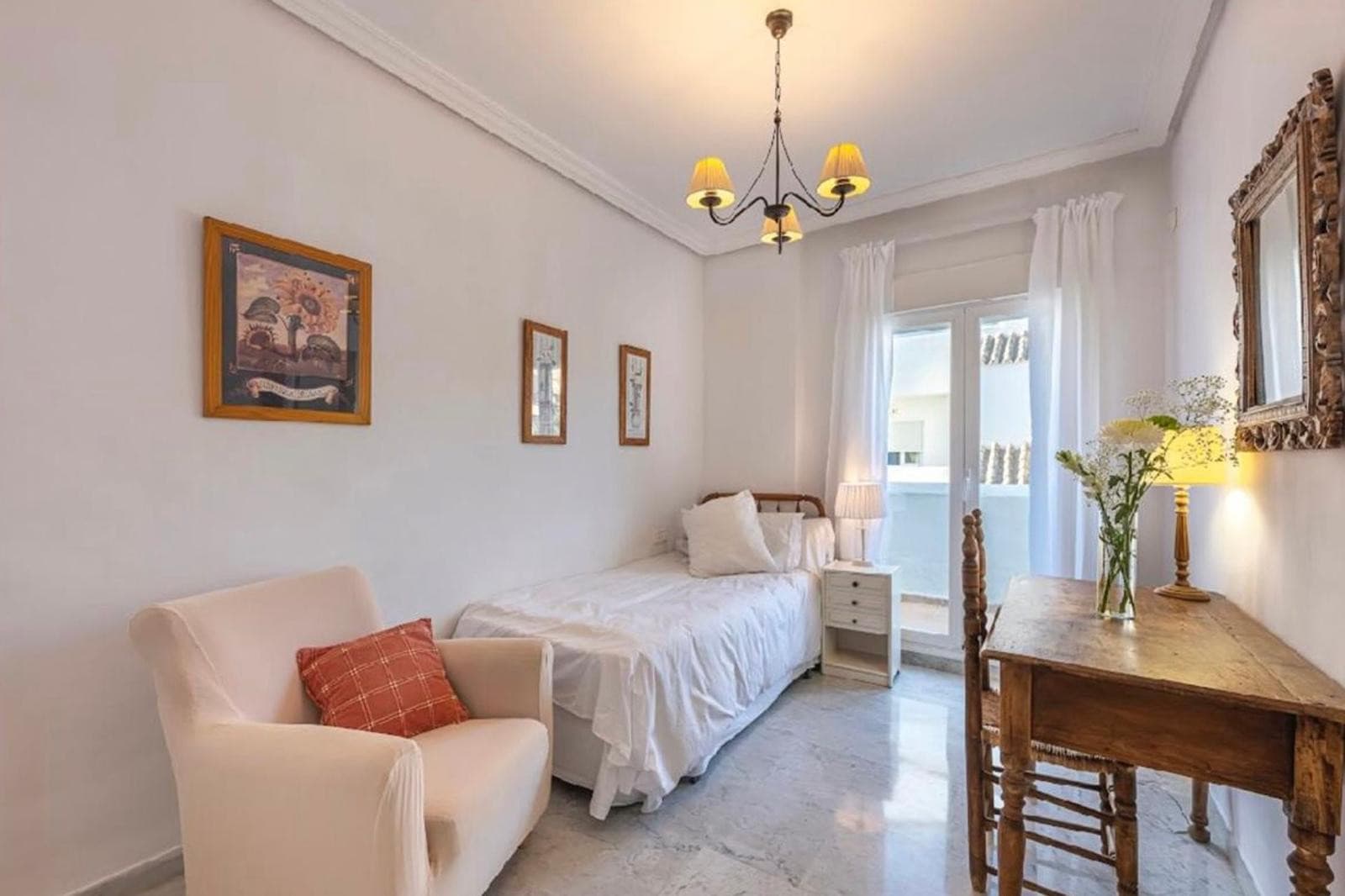Aquí tienes una traducción profesional y atractiva, ideal para el mercado inmobiliario internacional: Spacious beachside