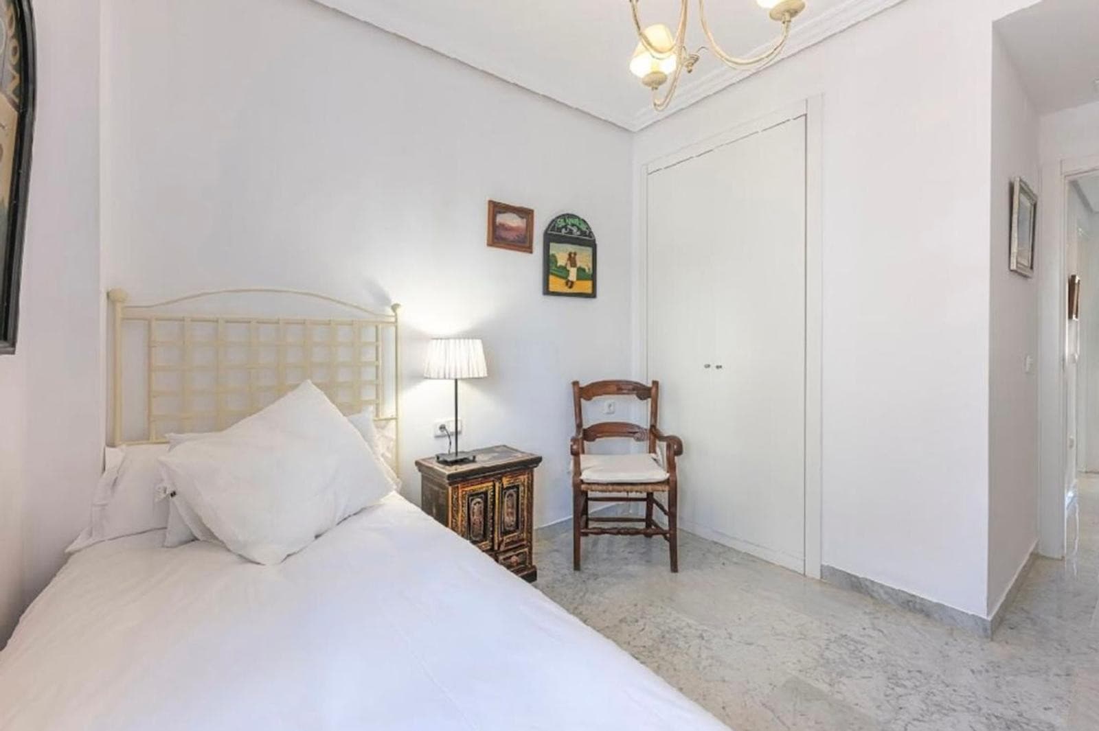 Aquí tienes una traducción profesional y atractiva, ideal para el mercado inmobiliario internacional: Spacious beachside