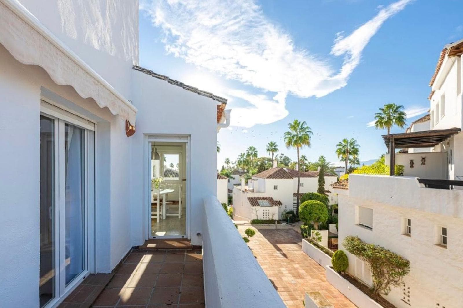 Aquí tienes una traducción profesional y atractiva, ideal para el mercado inmobiliario internacional: Spacious beachside