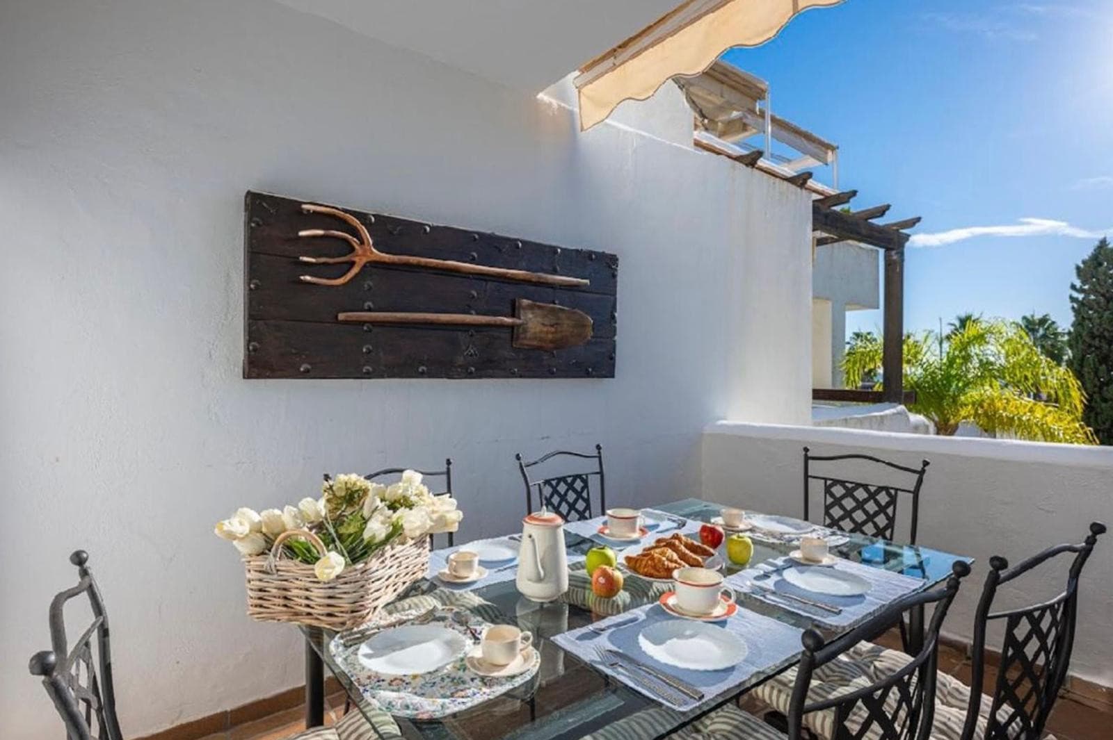 Aquí tienes una traducción profesional y atractiva, ideal para el mercado inmobiliario internacional: Spacious beachside
