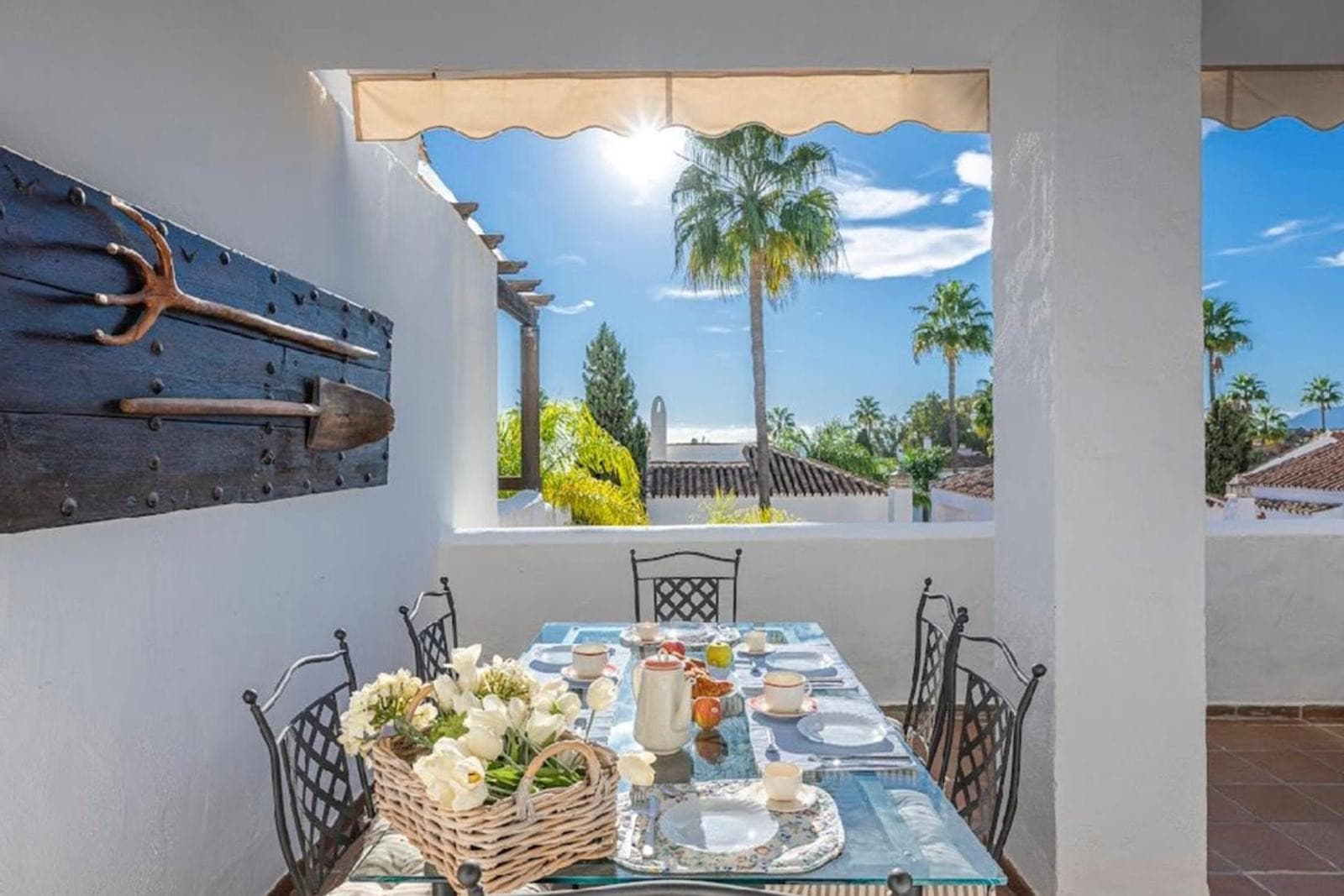 Aquí tienes una traducción profesional y atractiva, ideal para el mercado inmobiliario internacional: Spacious beachside