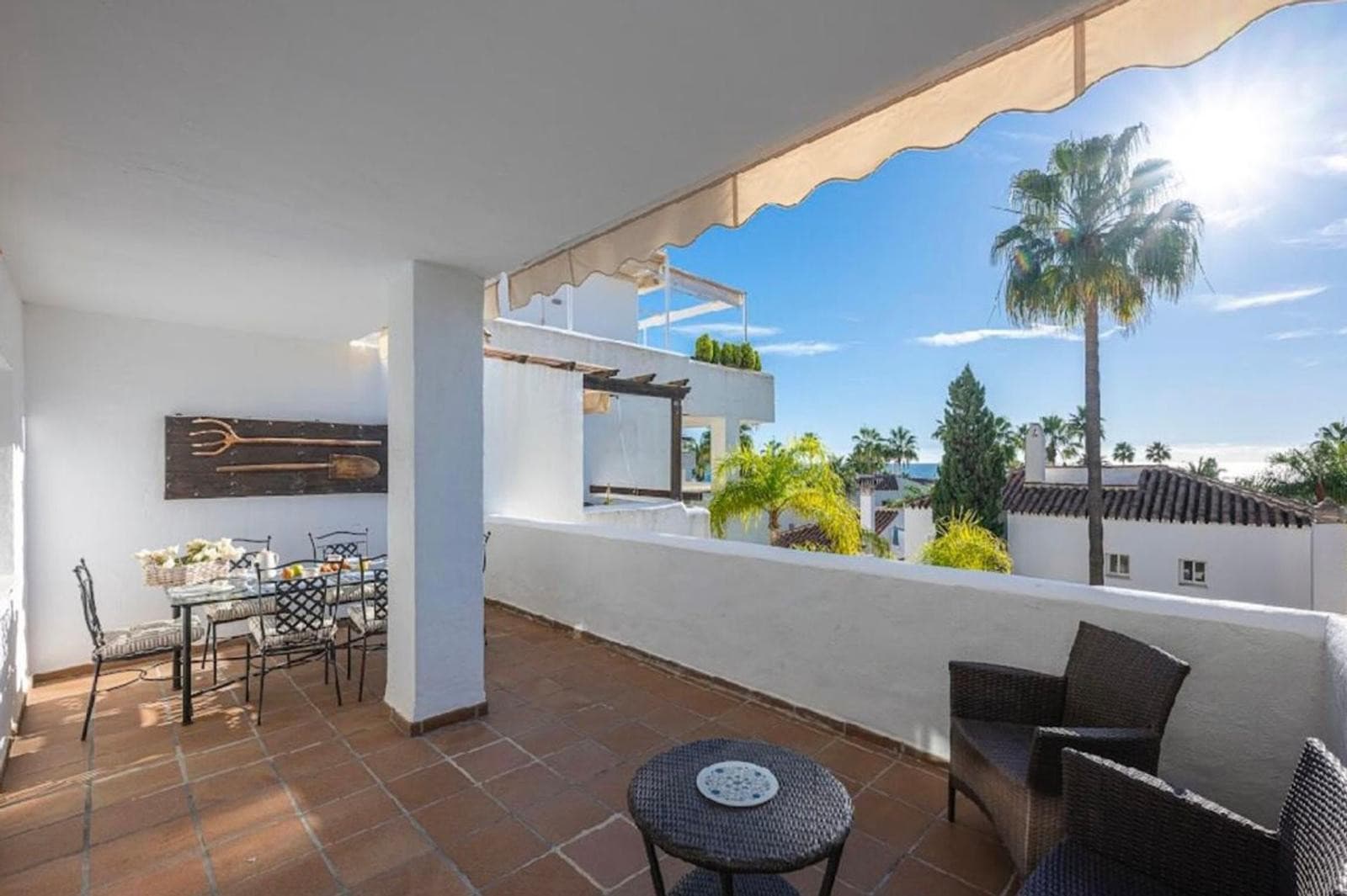 Aquí tienes una traducción profesional y atractiva, ideal para el mercado inmobiliario internacional: Spacious beachside