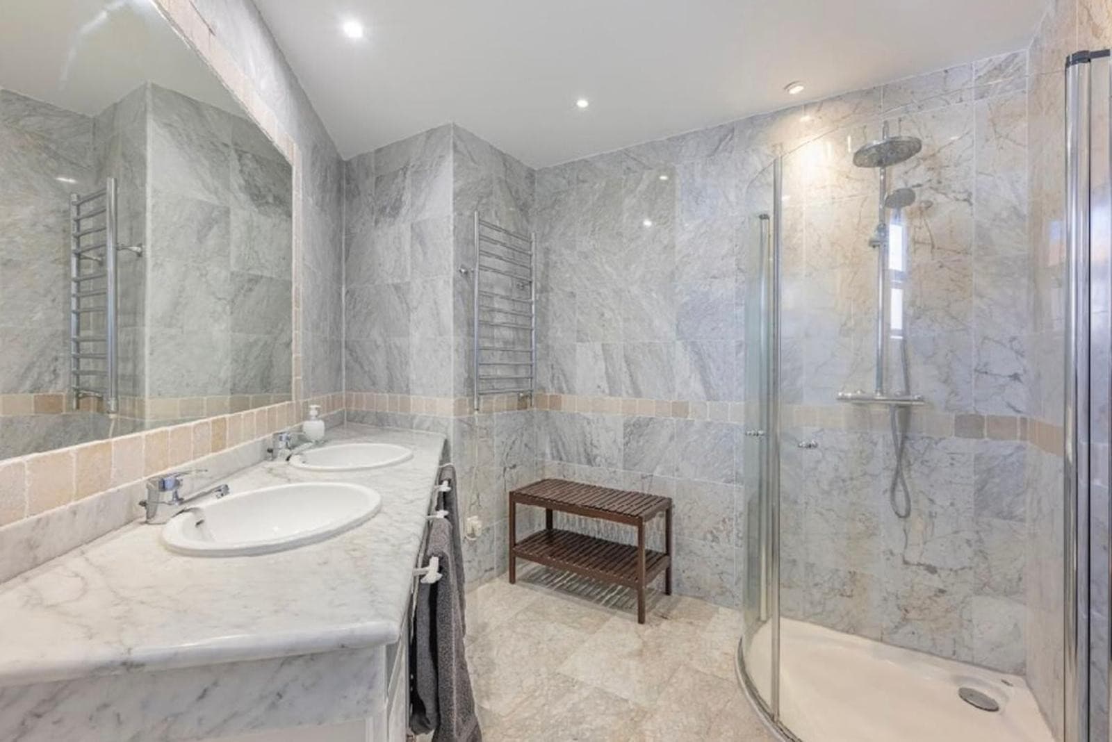 Aquí tienes una traducción profesional y atractiva, ideal para el mercado inmobiliario internacional: Spacious beachside