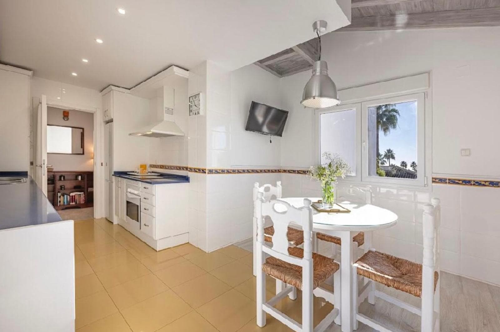 Aquí tienes una traducción profesional y atractiva, ideal para el mercado inmobiliario internacional: Spacious beachside