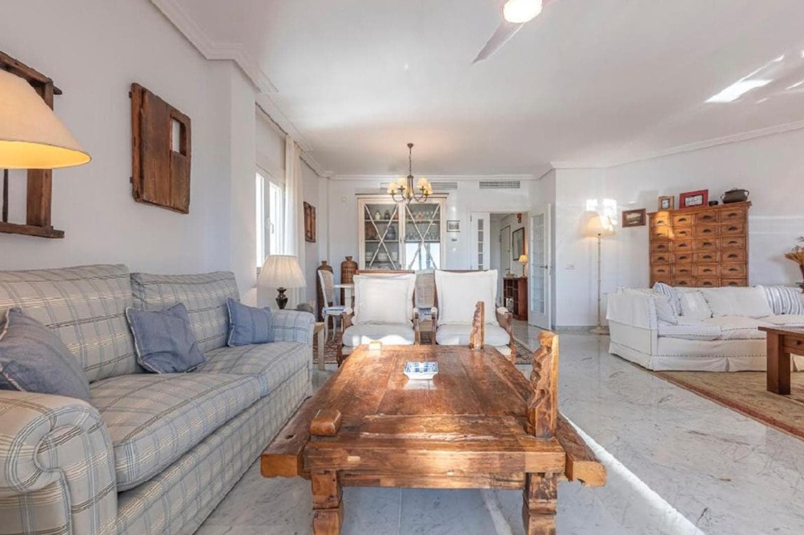 Aquí tienes una traducción profesional y atractiva, ideal para el mercado inmobiliario internacional: Spacious beachside