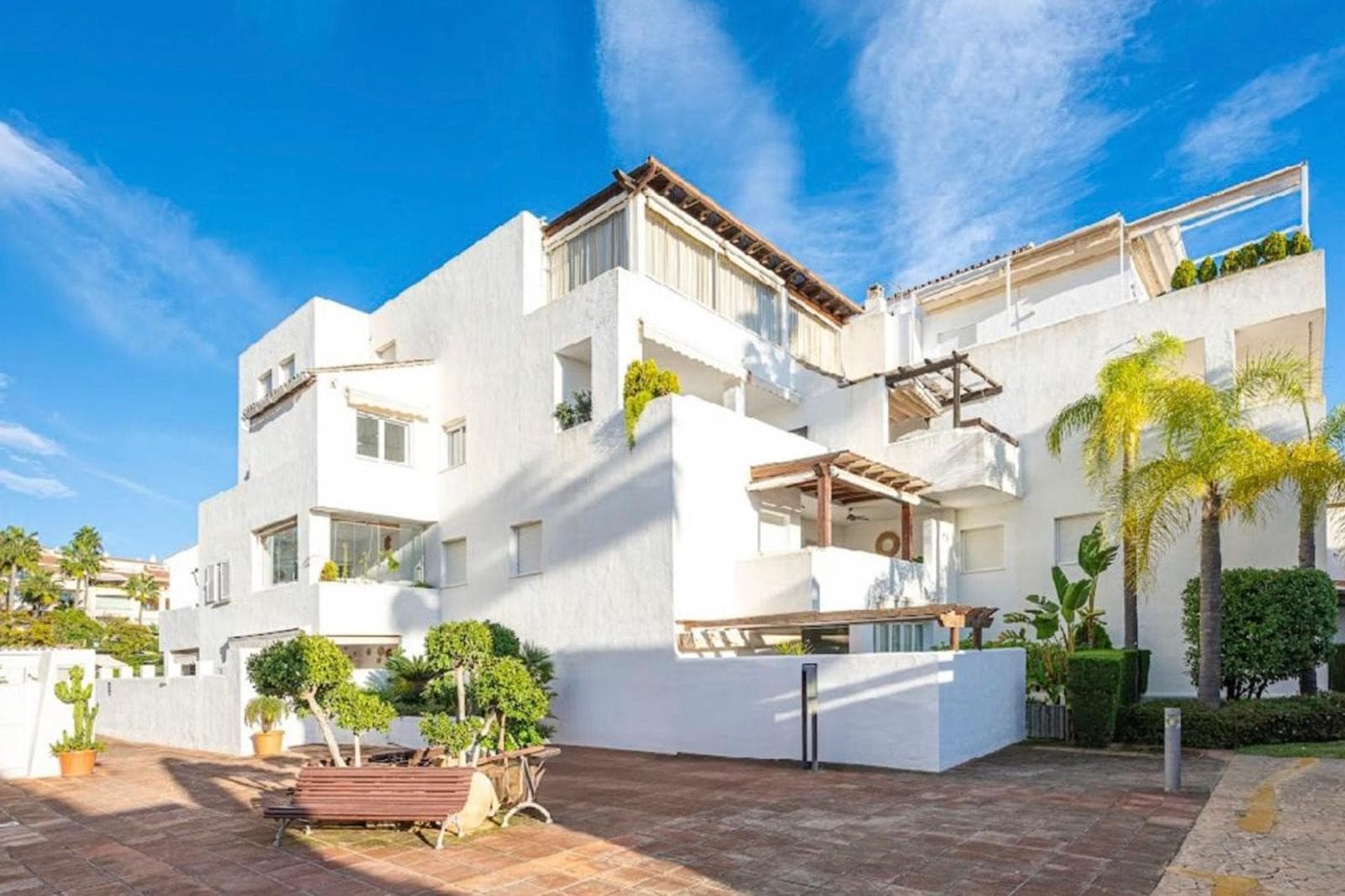 Aquí tienes una traducción profesional y atractiva, ideal para el mercado inmobiliario internacional: Spacious beachside