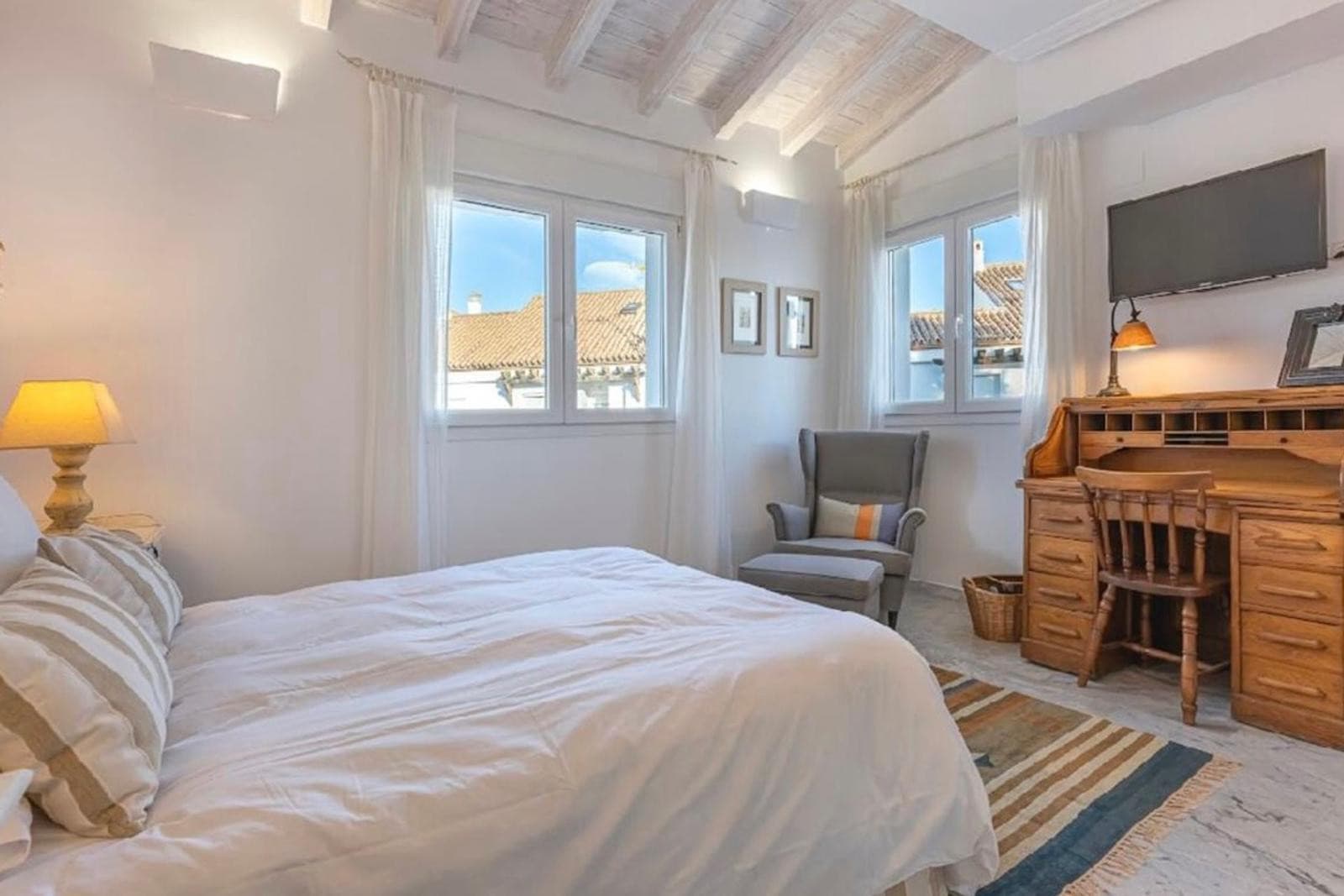 Aquí tienes una traducción profesional y atractiva, ideal para el mercado inmobiliario internacional: Spacious beachside