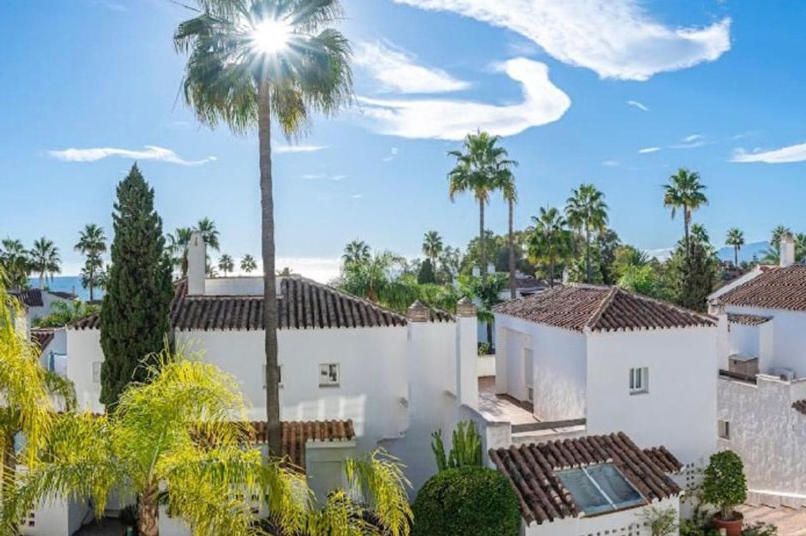 Aquí tienes una traducción profesional y atractiva, ideal para el mercado inmobiliario internacional: Spacious beachside