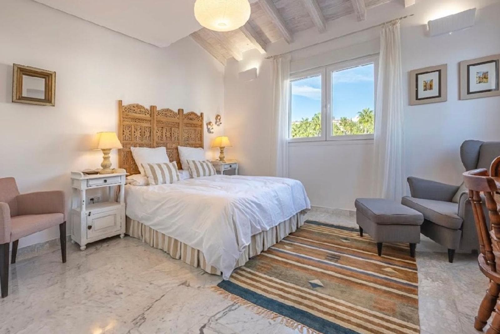 Aquí tienes una traducción profesional y atractiva, ideal para el mercado inmobiliario internacional: Spacious beachside