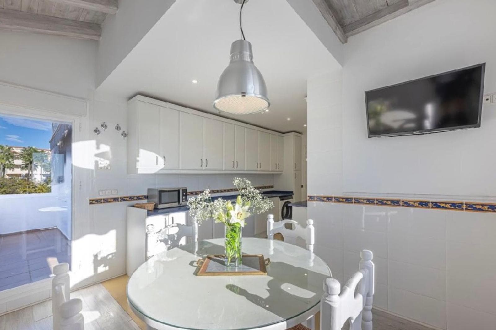 Aquí tienes una traducción profesional y atractiva, ideal para el mercado inmobiliario internacional: Spacious beachside