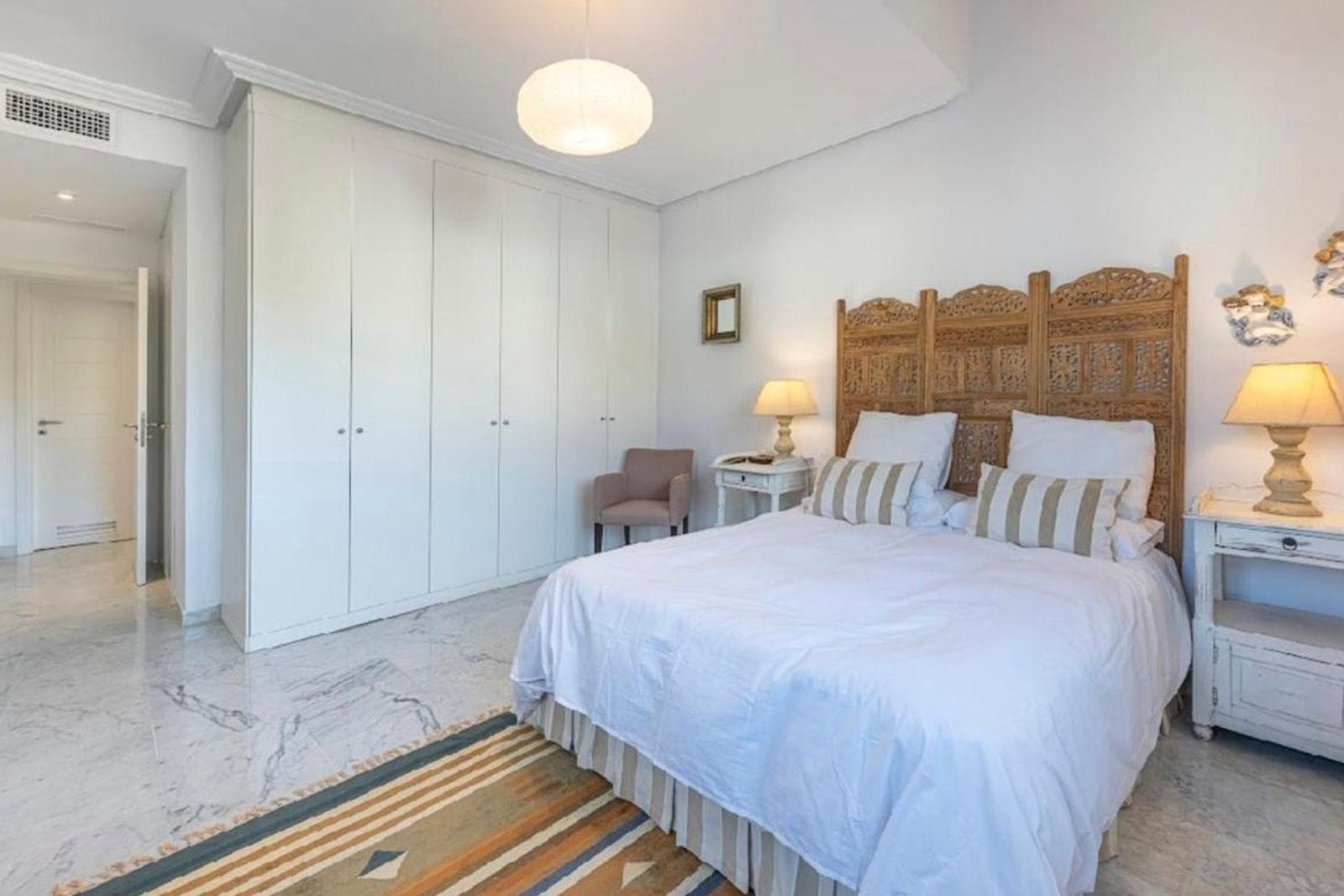 Aquí tienes una traducción profesional y atractiva, ideal para el mercado inmobiliario internacional: Spacious beachside