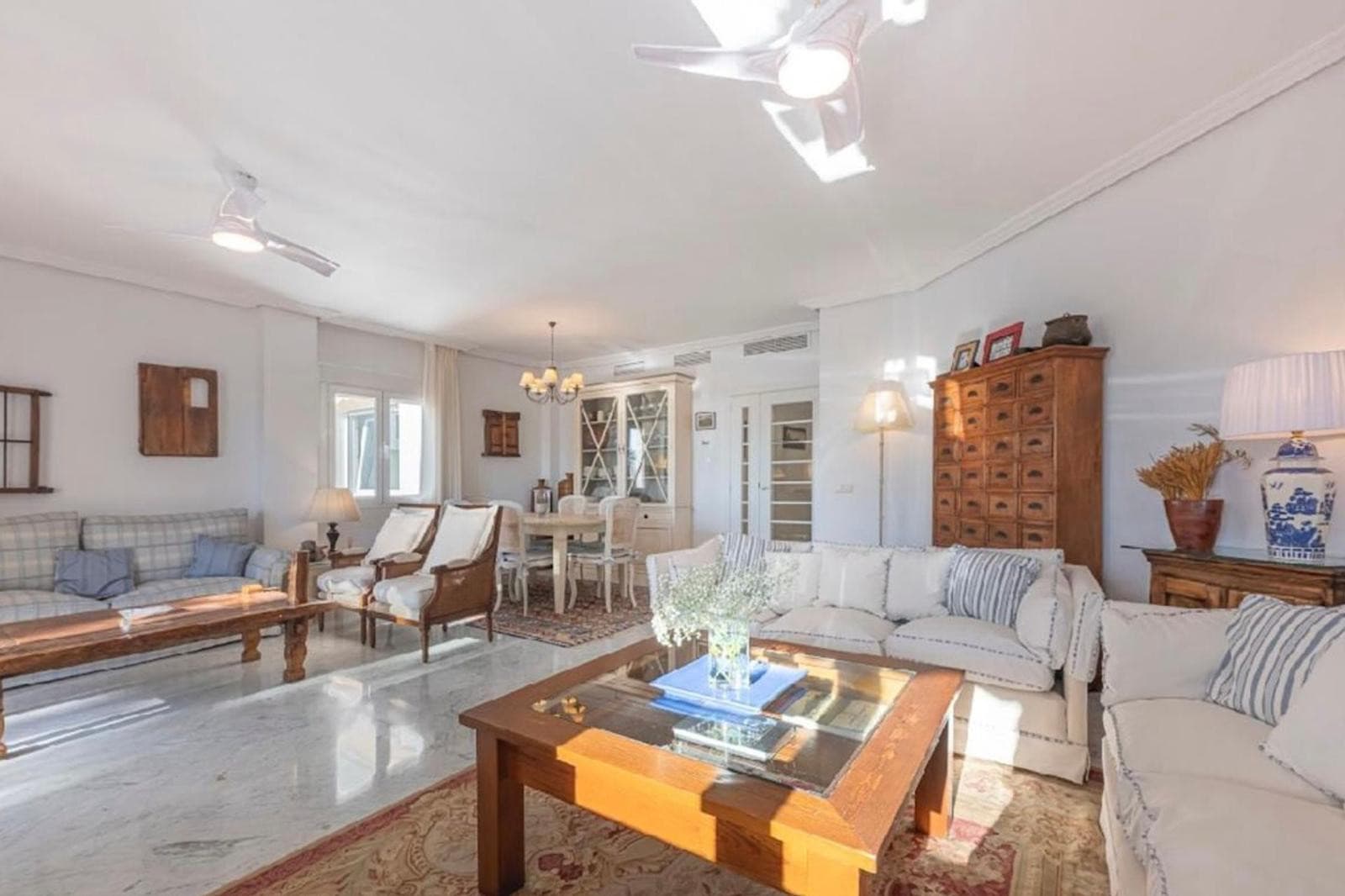 Aquí tienes una traducción profesional y atractiva, ideal para el mercado inmobiliario internacional: Spacious beachside